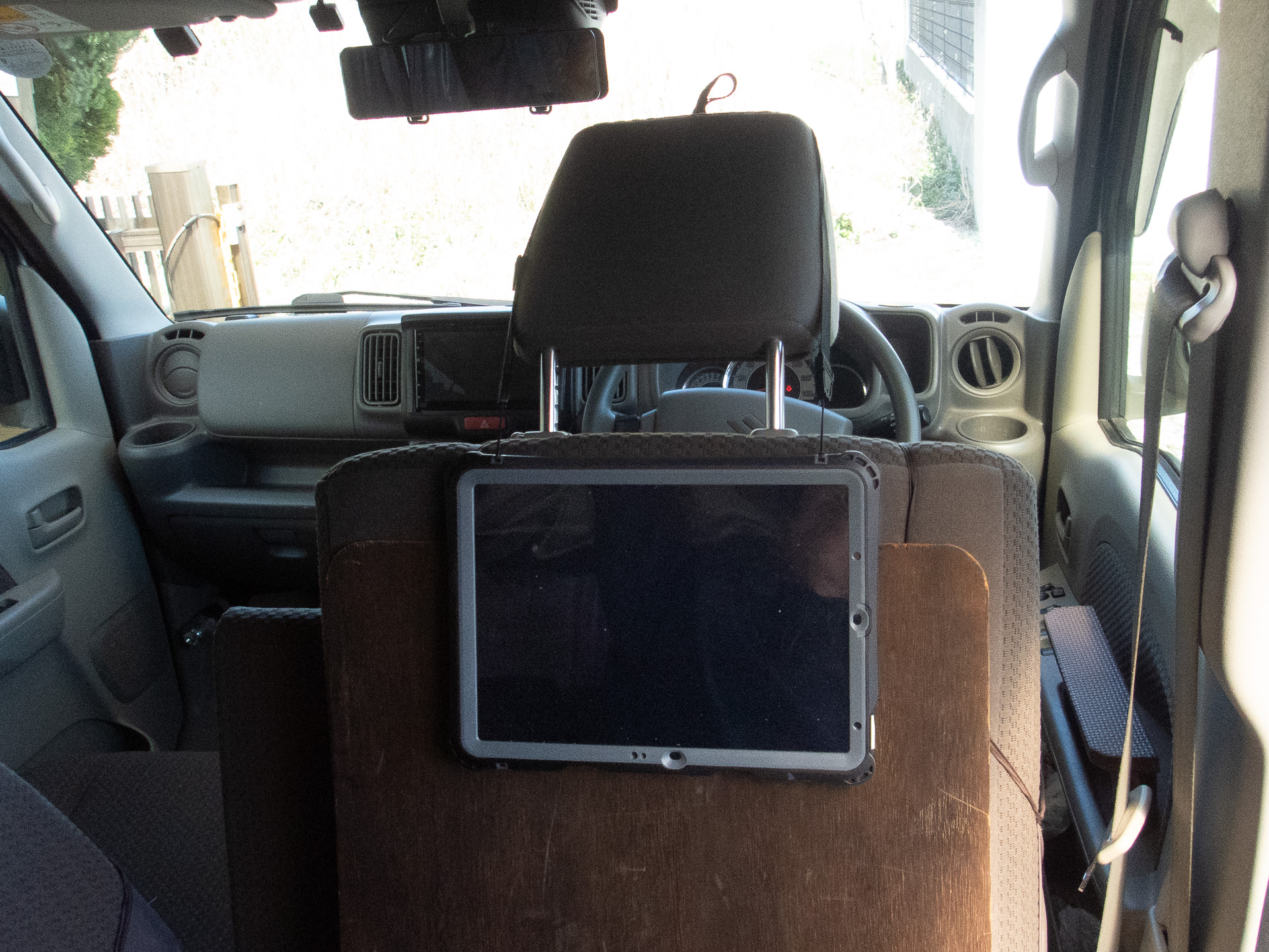 ウェブ会議や動画視聴の時はフロントシートにストラップをかければOK