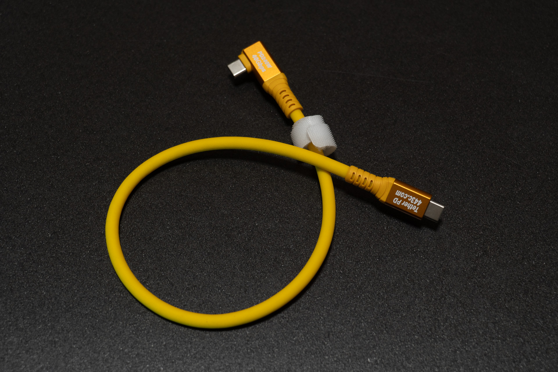 蓄光前（左）と蓄光後（右）