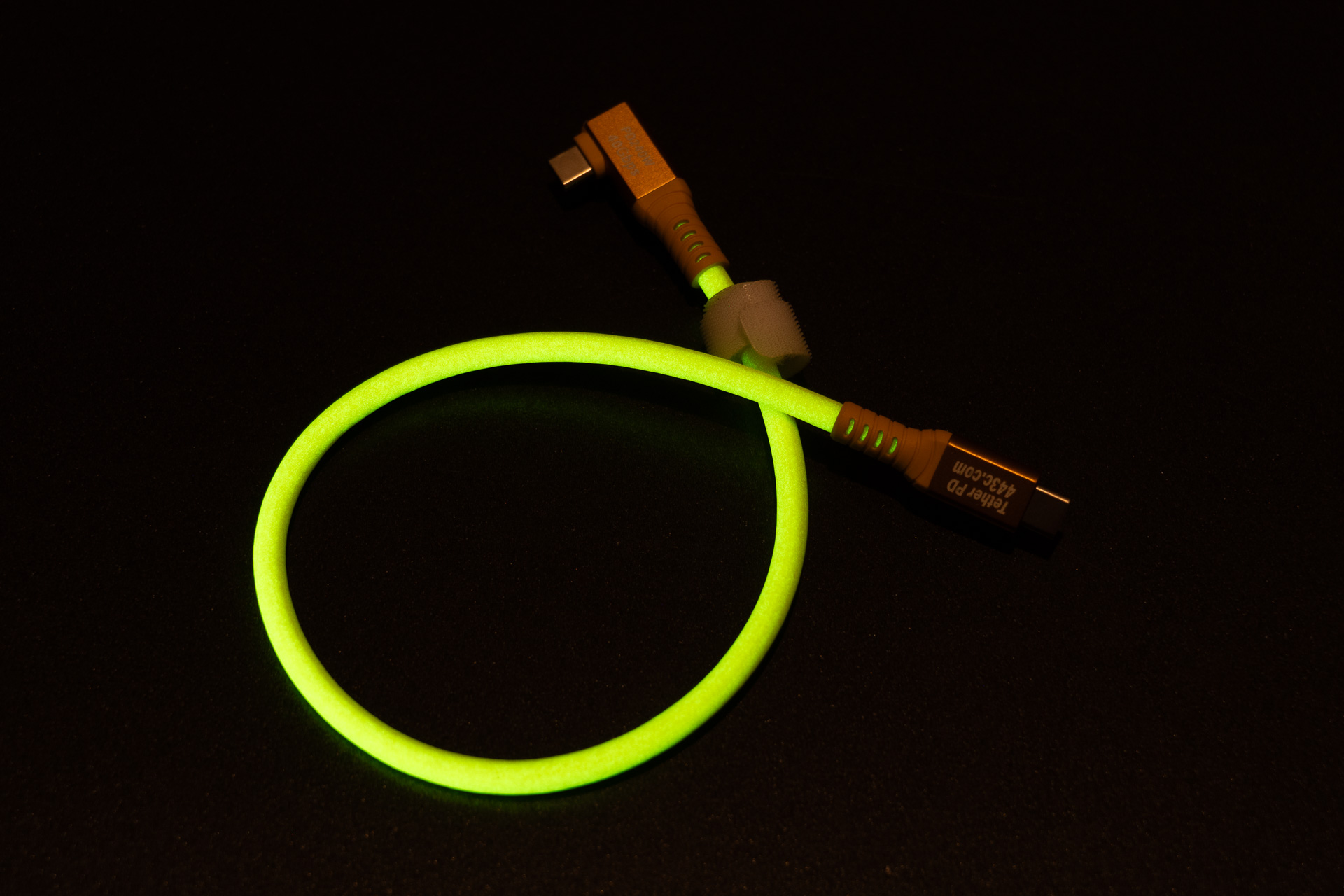 蓄光前（左）と蓄光後（右）