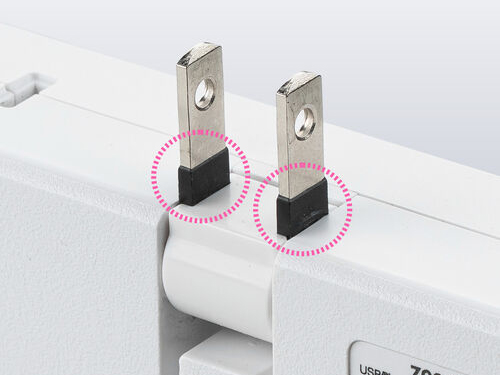 プラグの根元には絶縁キャップを装着。ホコリが原因で生じるトラッキング火災のリスク低減を図った設計としている