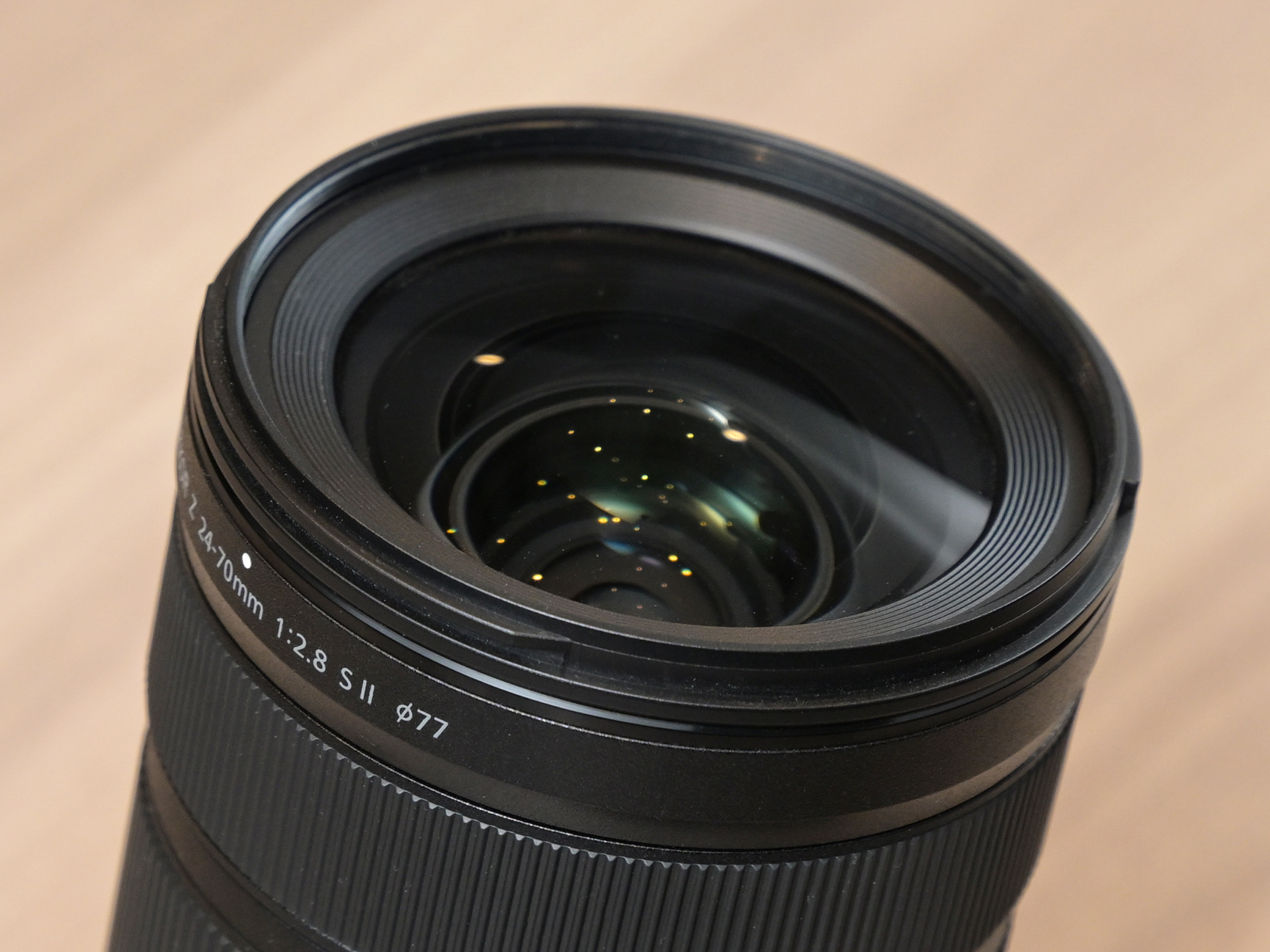 口径比はそのままにフィルター径が77mmに抑えられた