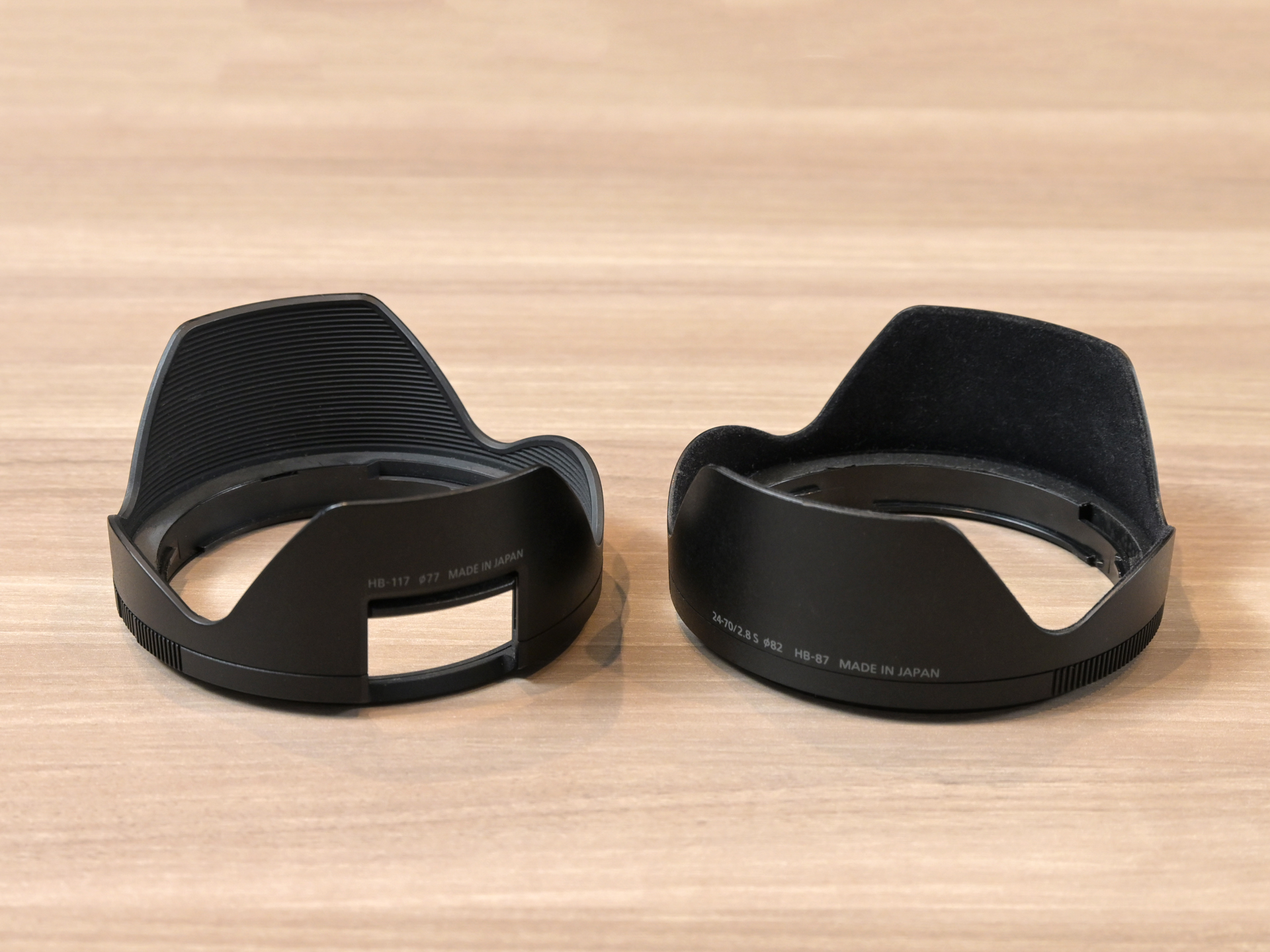 レンズフードも進化。PLフィルターやVNDフィルターを操作できるよう、開閉式の窓がついた（左）。右は従来モデルに付属するレンズフード