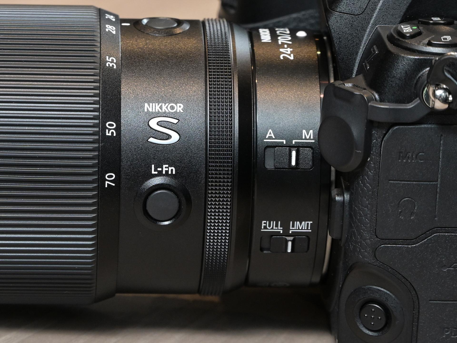 ニコンの標準ズームレンズとして初めてフォーカスリミッターが搭載された（右下のスイッチ）