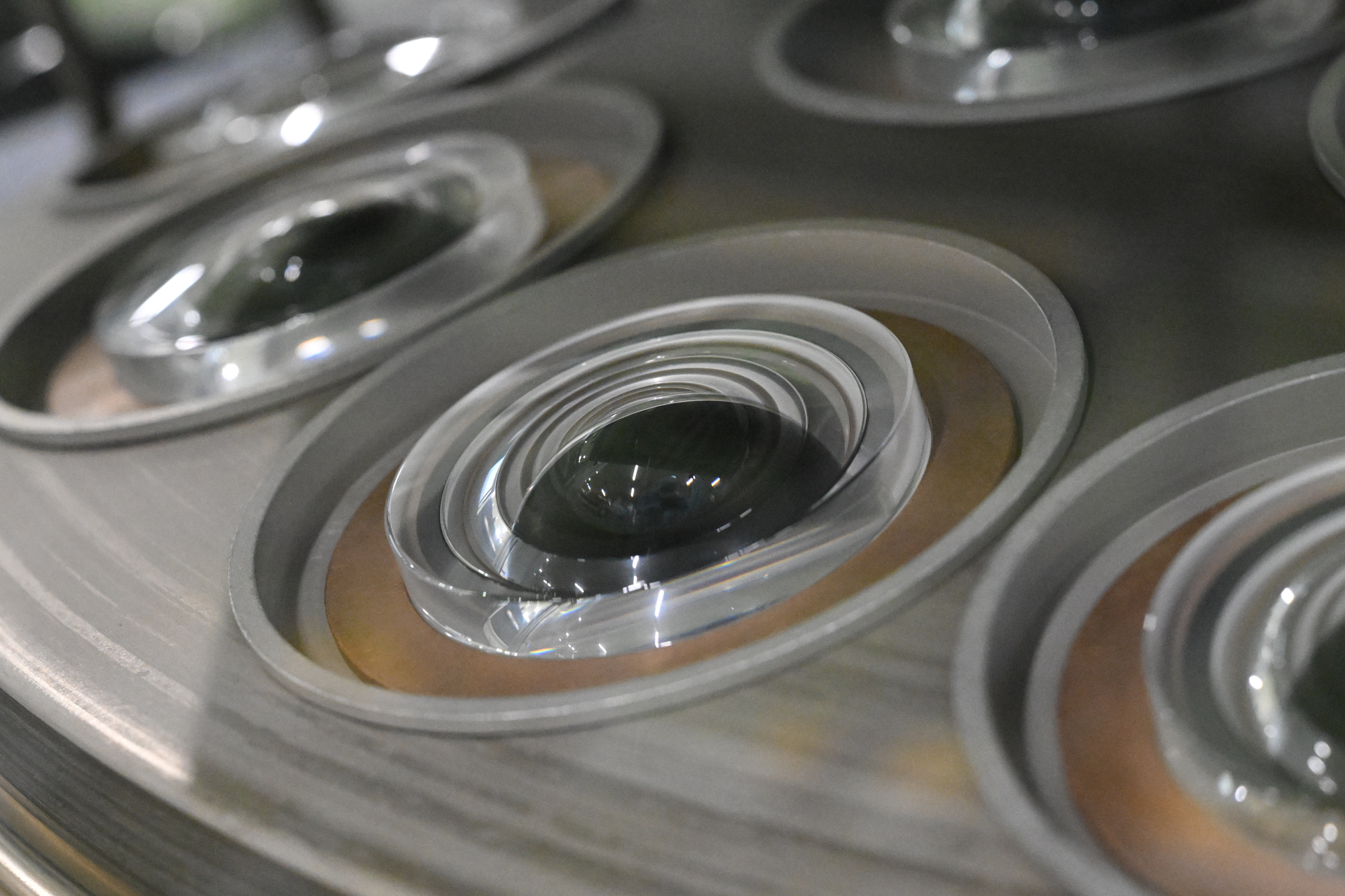 最前面の大口径両面非球面レンズ（栃木ニコンで撮影）