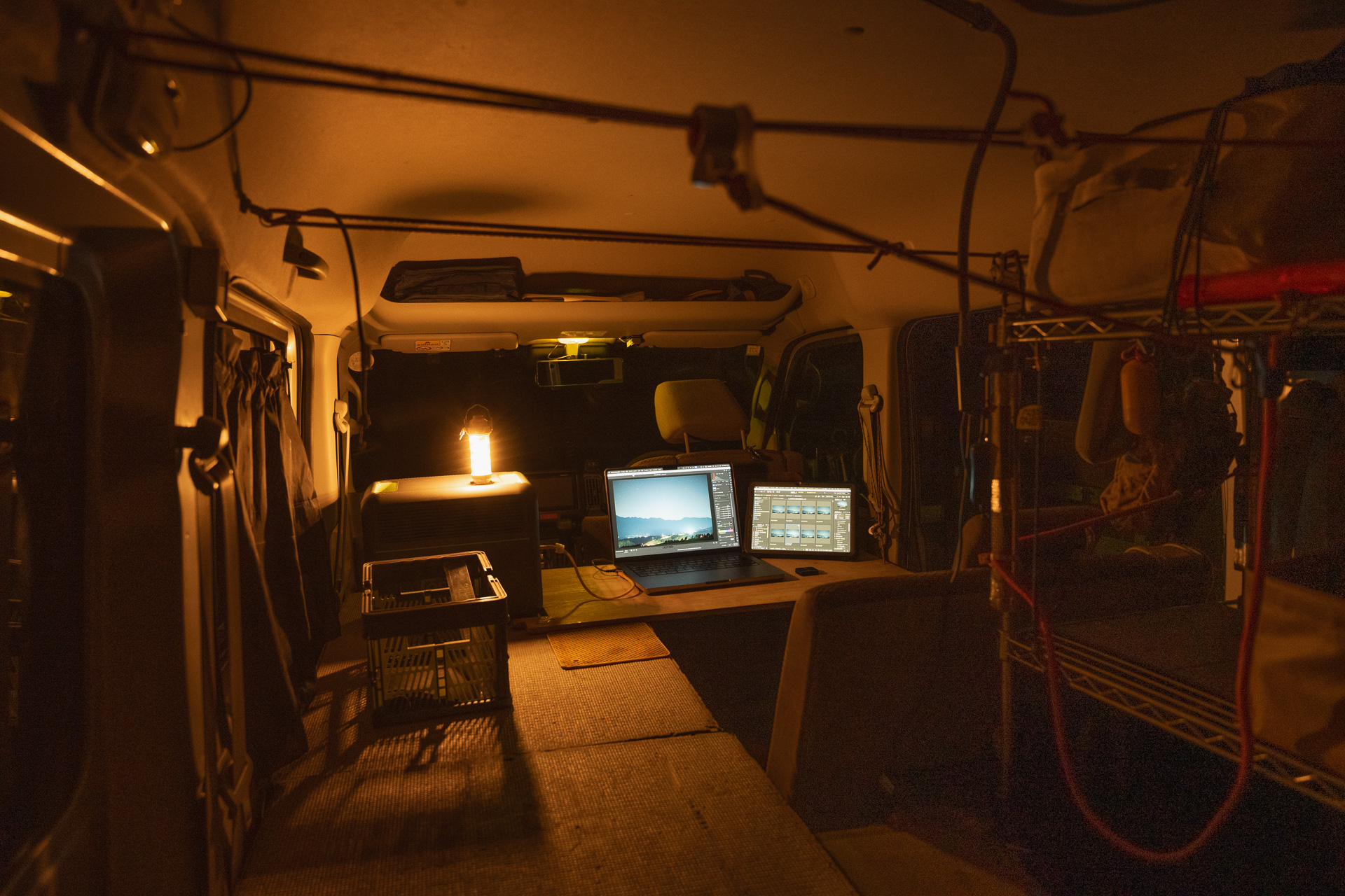 カーゴルームからの視点。右リアシートに腰かけて作業する