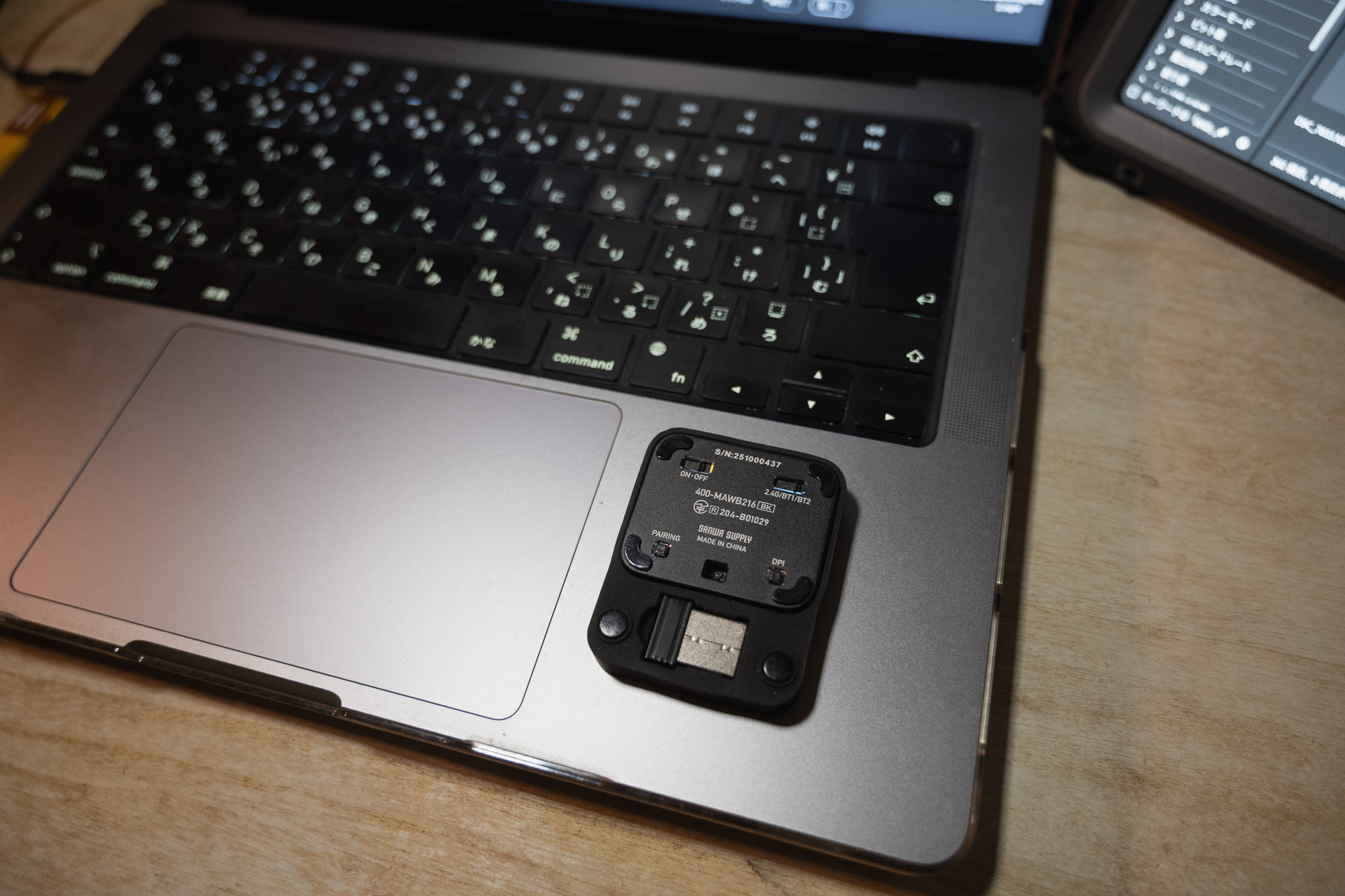 シリコンカバー裏側にUSBレシーバーを収納できる