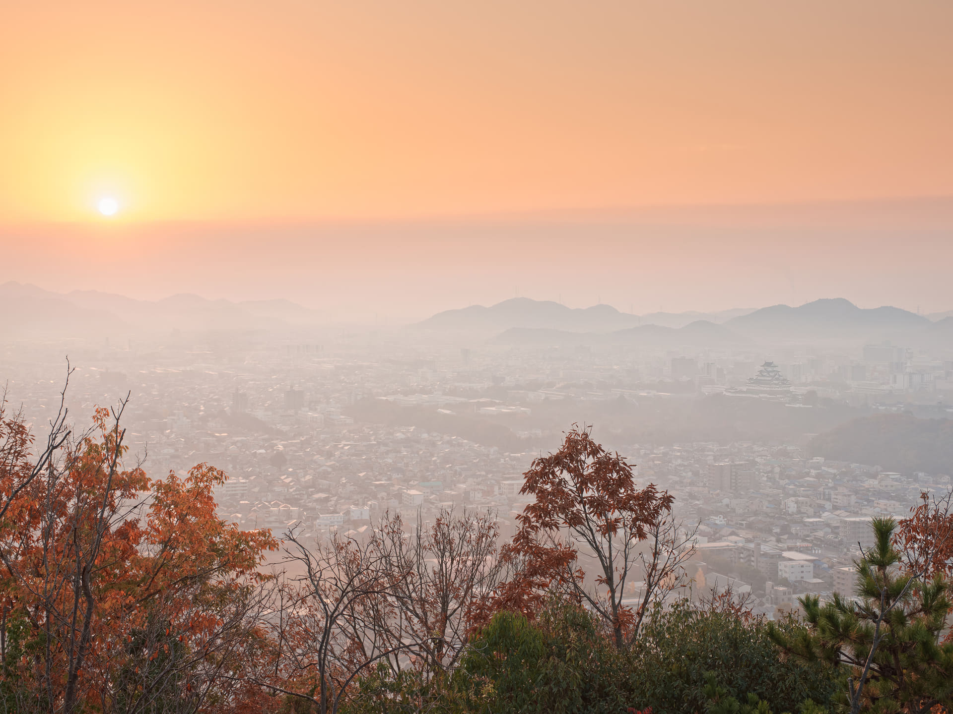 空に露出を合わせれば前景が沈み、地面に合わせれば空が白飛びしてしまう。ライブGNDを用いずに、この広いダイナミックレンジを1枚の画に自然に収めるのは至難の業だ<br><span class="fnt-85">OM SYSTEM OM-1 Mark II／M.ZUIKO DIGITAL ED 12-45mm F4.0 PRO／27mm（35mm判換算54mm相当）／マニュアル露出（F5.6、1/1,100秒）／ISO 200／WB：日陰</span>