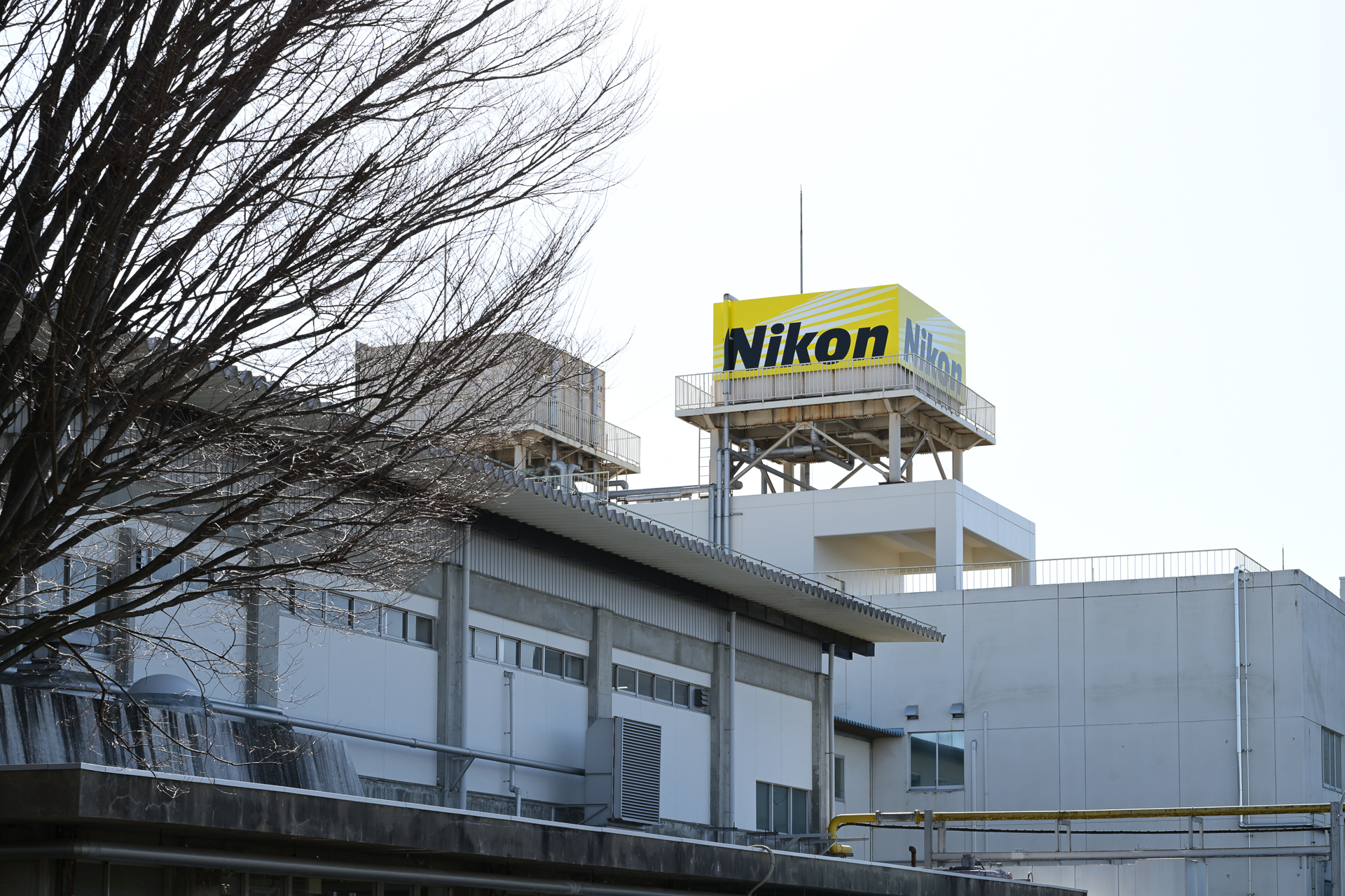 那須高原の豊かな自然に囲まれた、栃木ニコンの大田原本社（栃木県大田原市）を訪れた