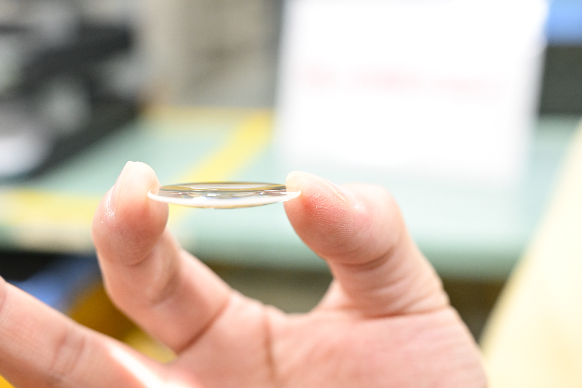 フチの薄いレンズは、研磨機が保持するのも難しい。つまり、ここまで薄く軽量化されたレンズ1枚1枚を扱える研磨機があることも、レンズ全体の軽量化を支える大事な要素なのだ