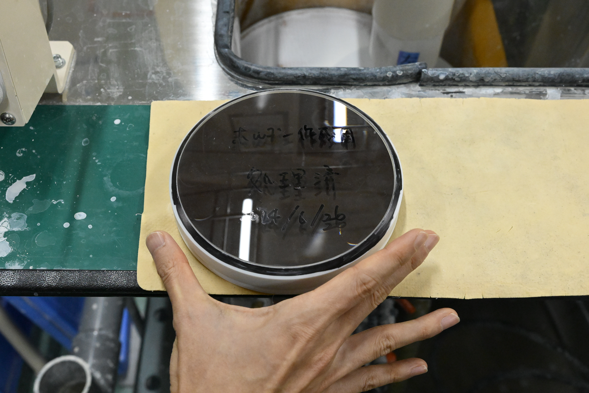 150mmに近い大型径のレンズホルダー。これで研磨したものは、超望遠レンズの前玉に使われる