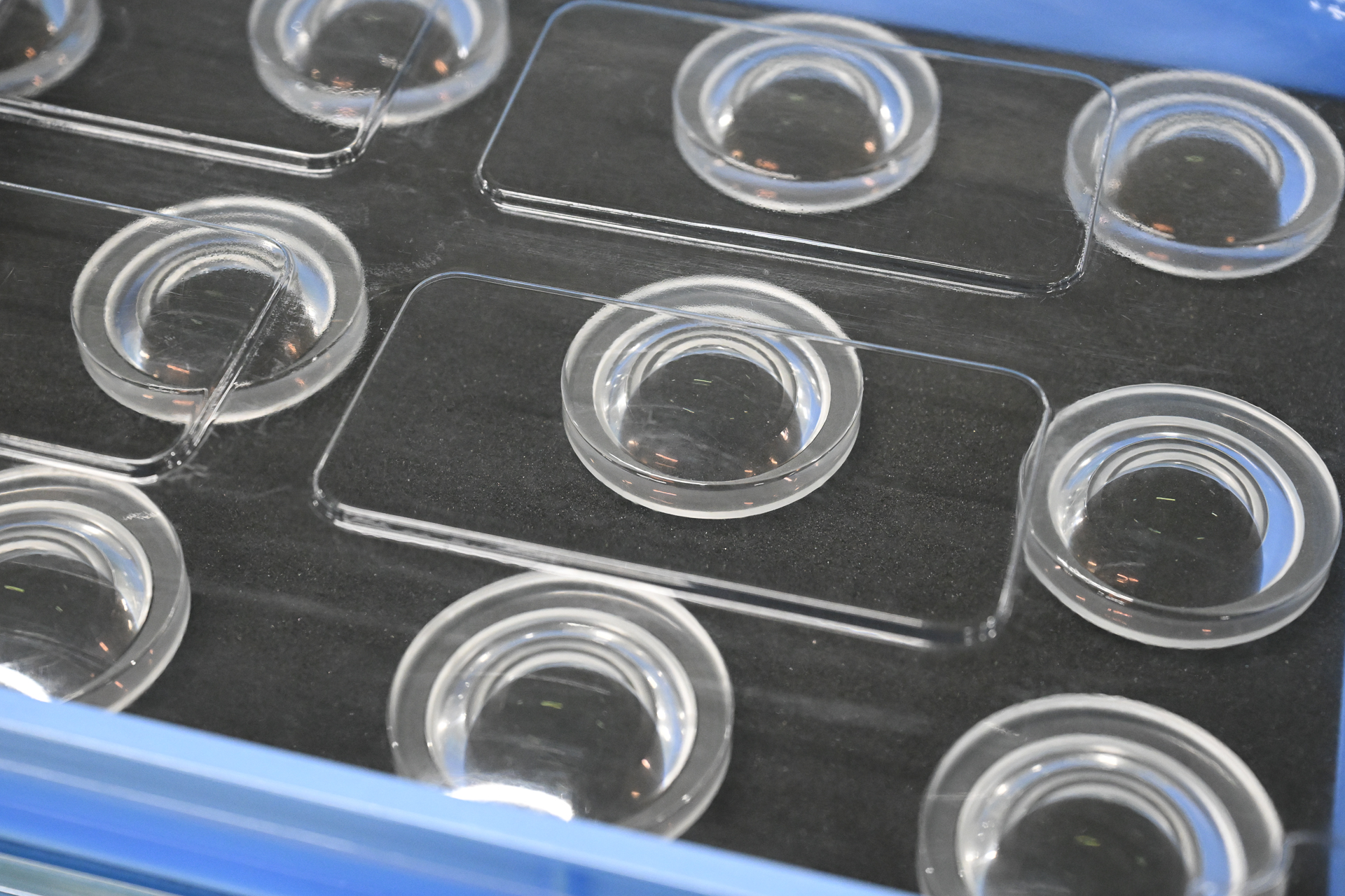 「NIKKOR Z 24-70mm f/2.8 S II」の前玉がズラリ。これから洗浄とコーティングを行う