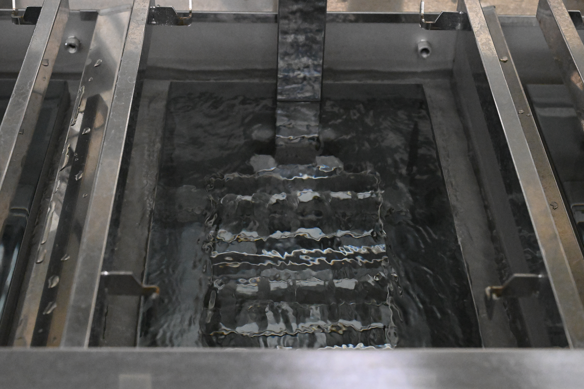 槽に沈み、超音波洗浄が行われる