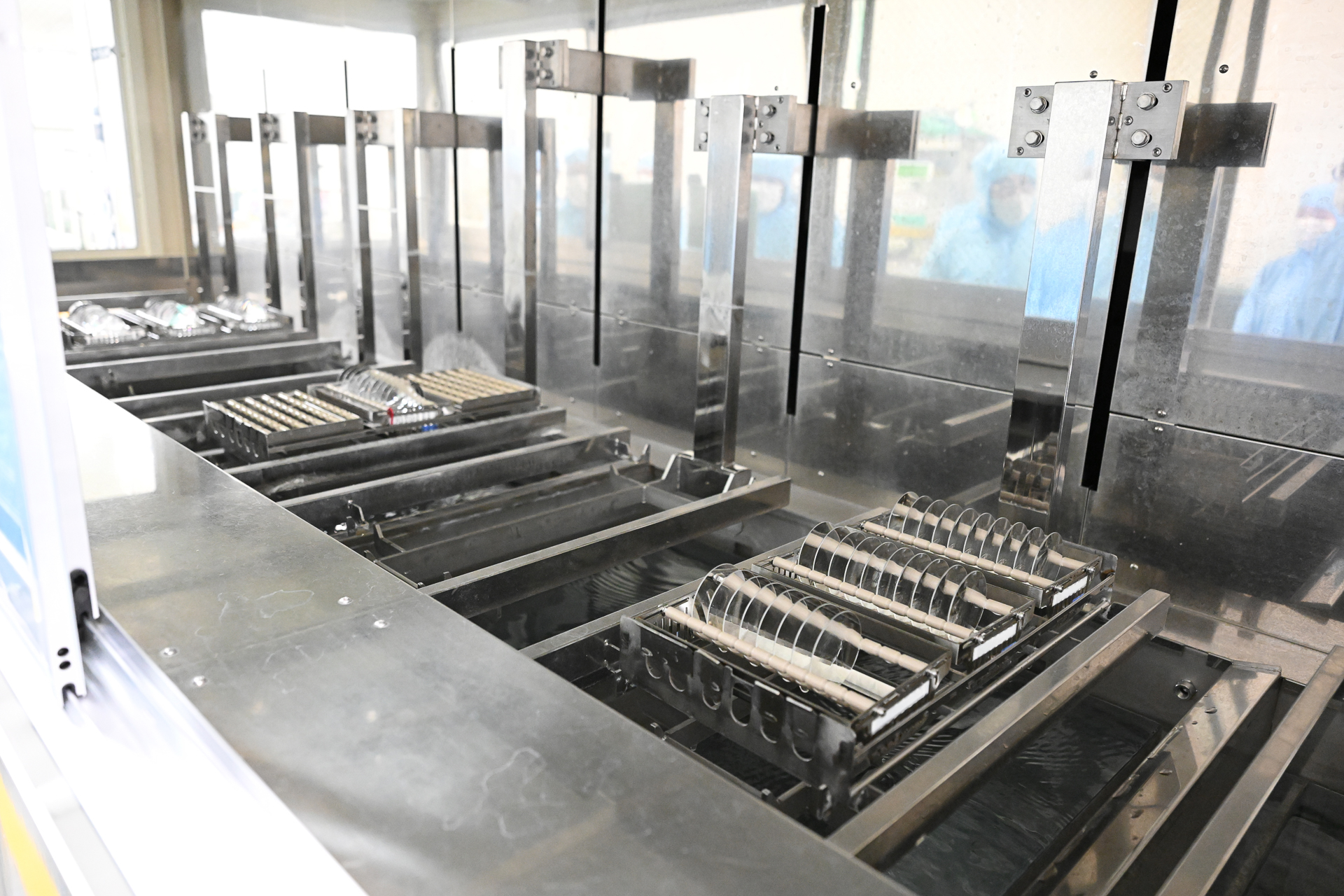 洗浄機の内部。各レンズの特性ごとに洗浄方法は最適化され、そこに生産性も加味して複数種類のレンズが流れてくる