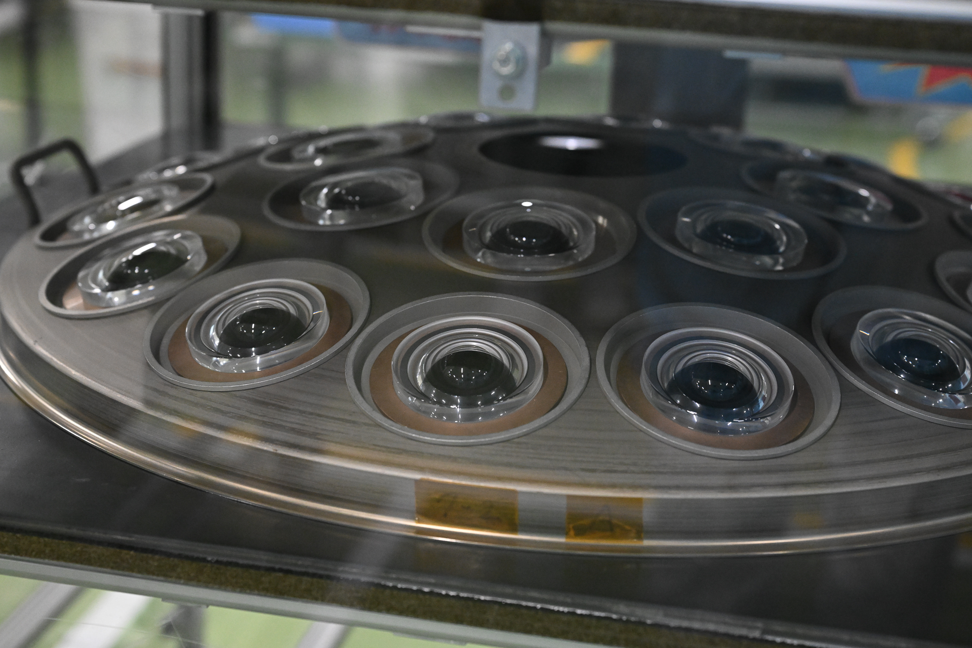 ドームにセットされたレンズ。引き続き、「NIKKOR Z 24-70mm f/2.8 S II」の前玉を追っている