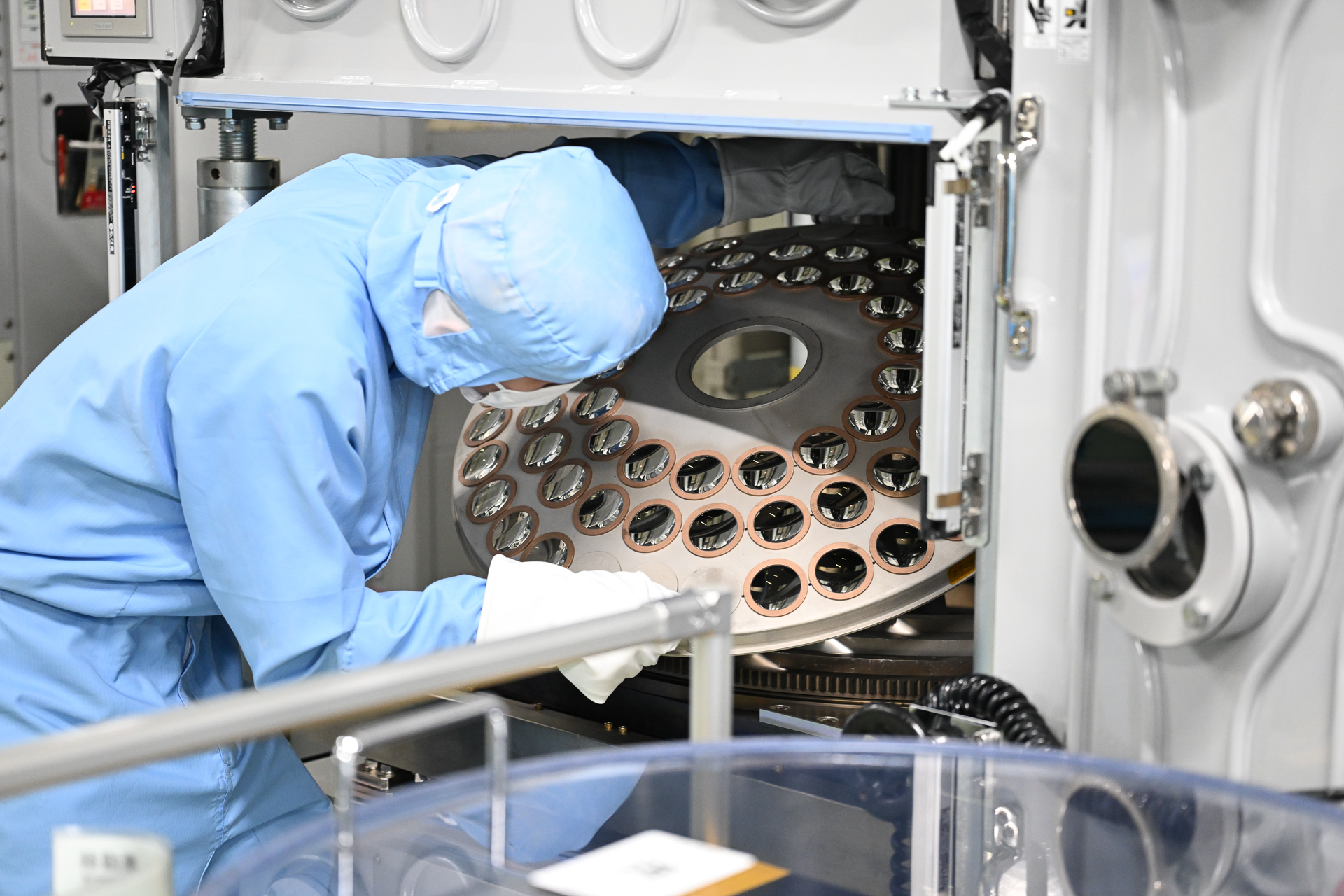 コーティング装置から取り出し、次工程に運ぶところ。息を呑んで見守ってしまった