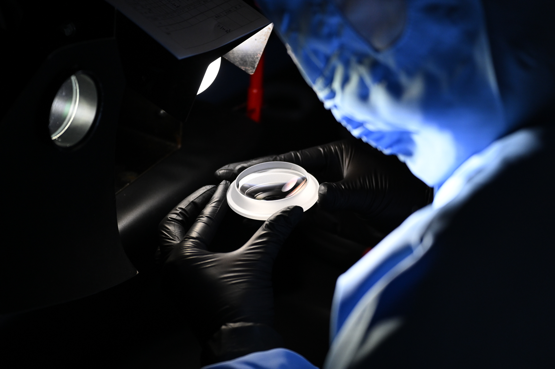 コーティング済みのレンズを1枚1枚厳しくチェック。改めてレンズ形状の複雑さに驚かされる