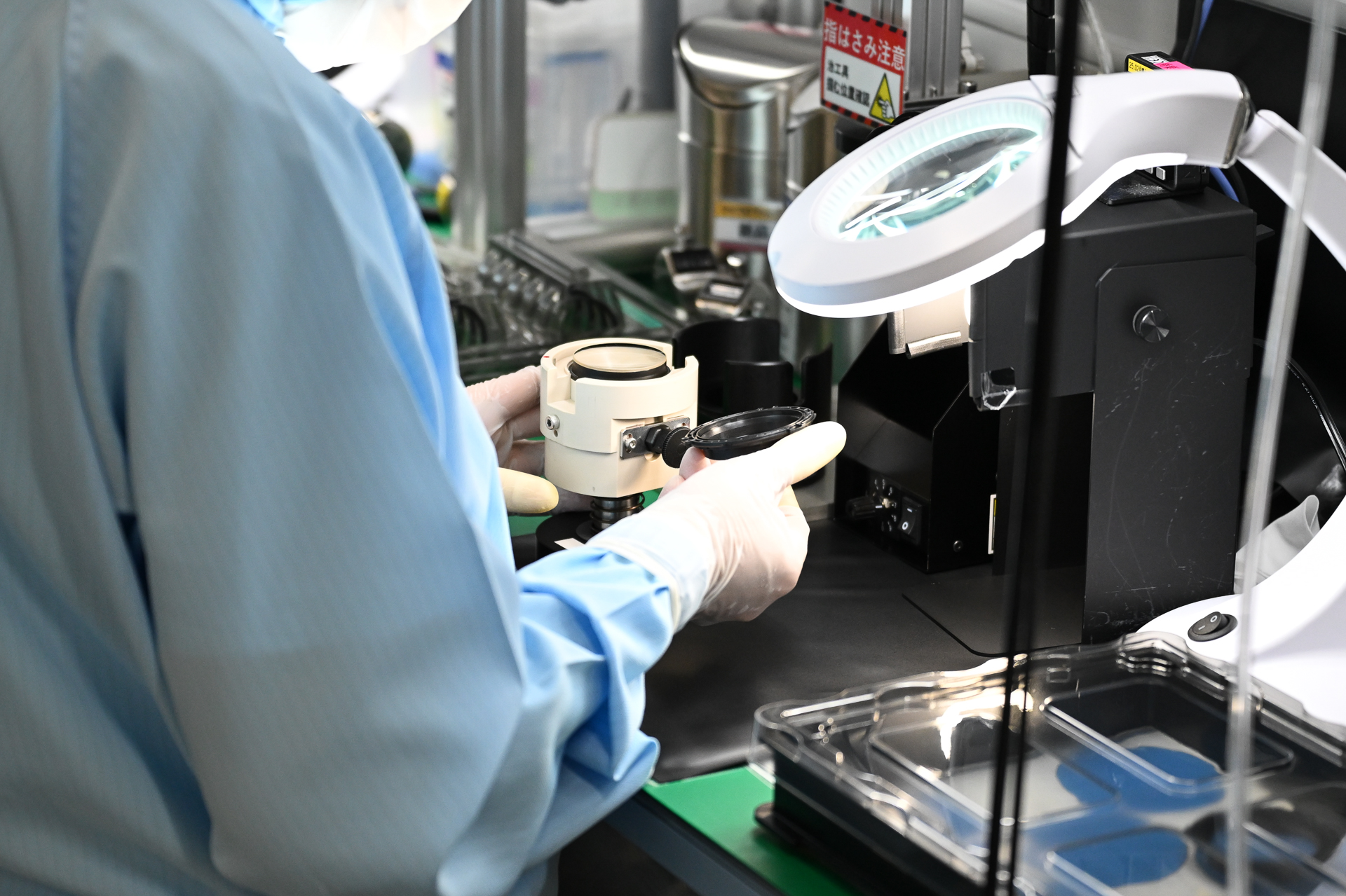 レンズを載せ、レンズ室を用意しているところ。作業性を支える治工具は、その工程のためだけに専用設計されたもの
