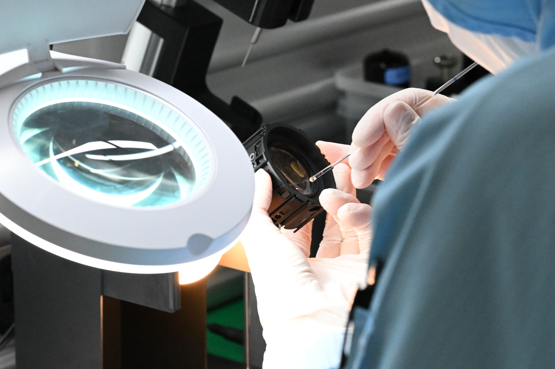 先端が粘着性のスティックで、目に見える異物を取り除く。動作部分にはゴミが発生しやすいとのこと