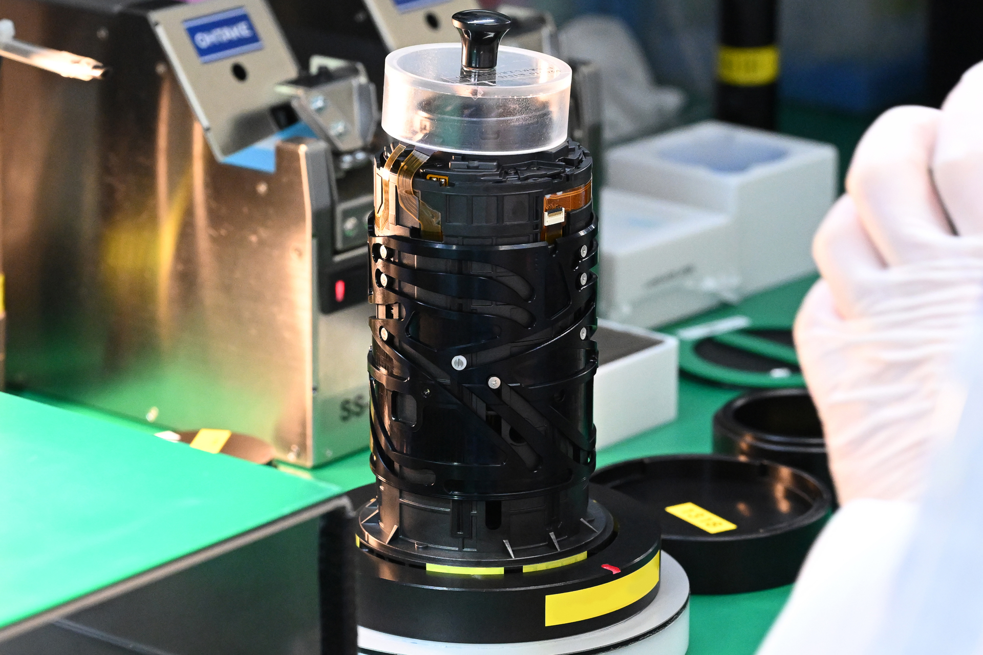 鏡筒内の「カム筒」が見える。ズーミングで動く各レンズ群に繋がっており、ズームリングの回転動作をレンズ群の移動に変換する。各群がいかに複雑な動きをするかがよくわかる