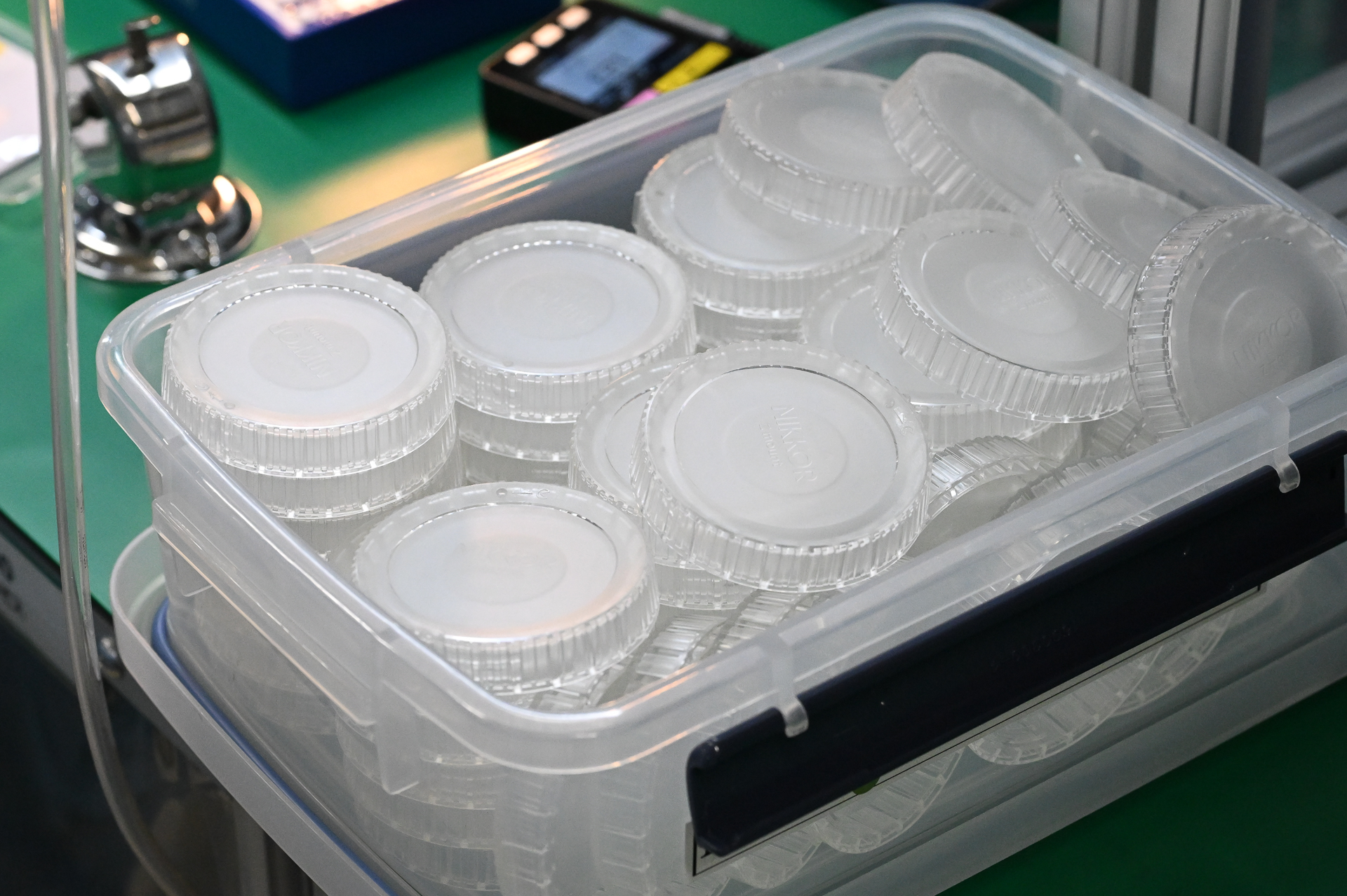 かなり気になる、透明のレンズリアキャップ。完成前のレンズには透明のキャップを付けて区別している。Fマウント時代も同様に、色の異なるキャップを取り付けて「作業中」であることを示していた。色以外の形状は通常品と同じに見える