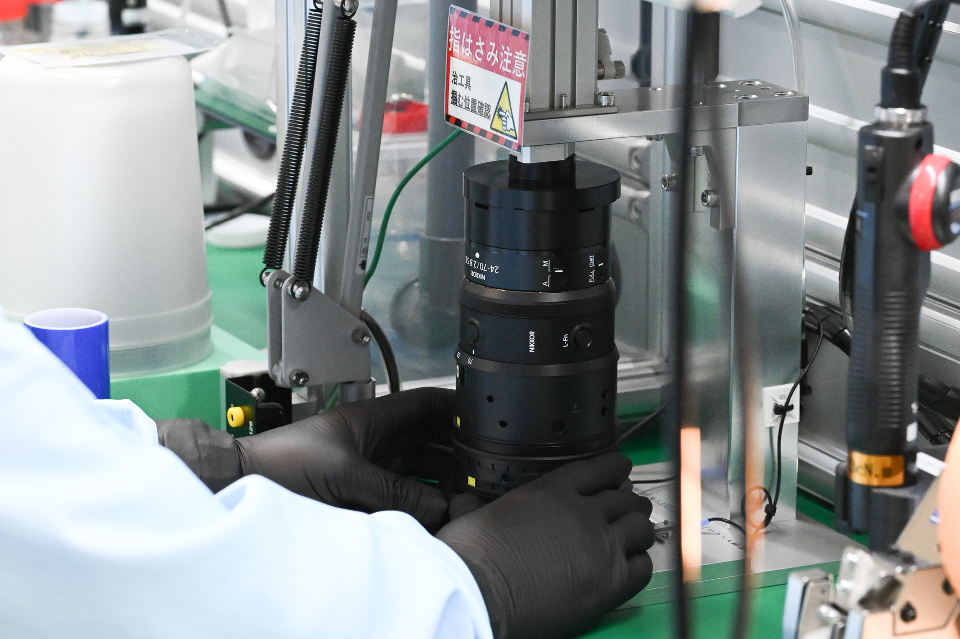 組み立ても佳境。Zマウントを取り付ける工程