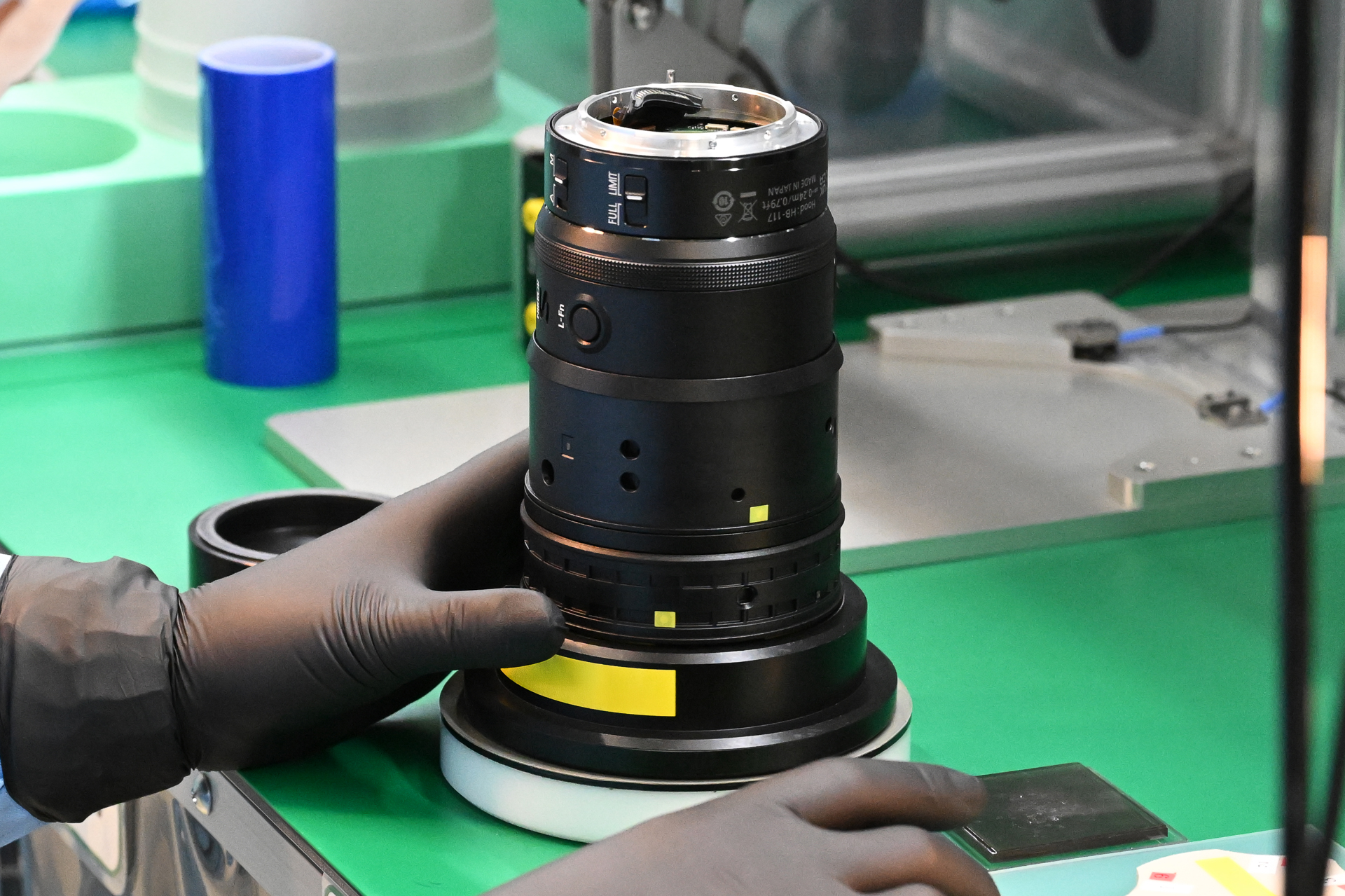 Zマウントのバヨネットリングを置き、ネジ留めしていく