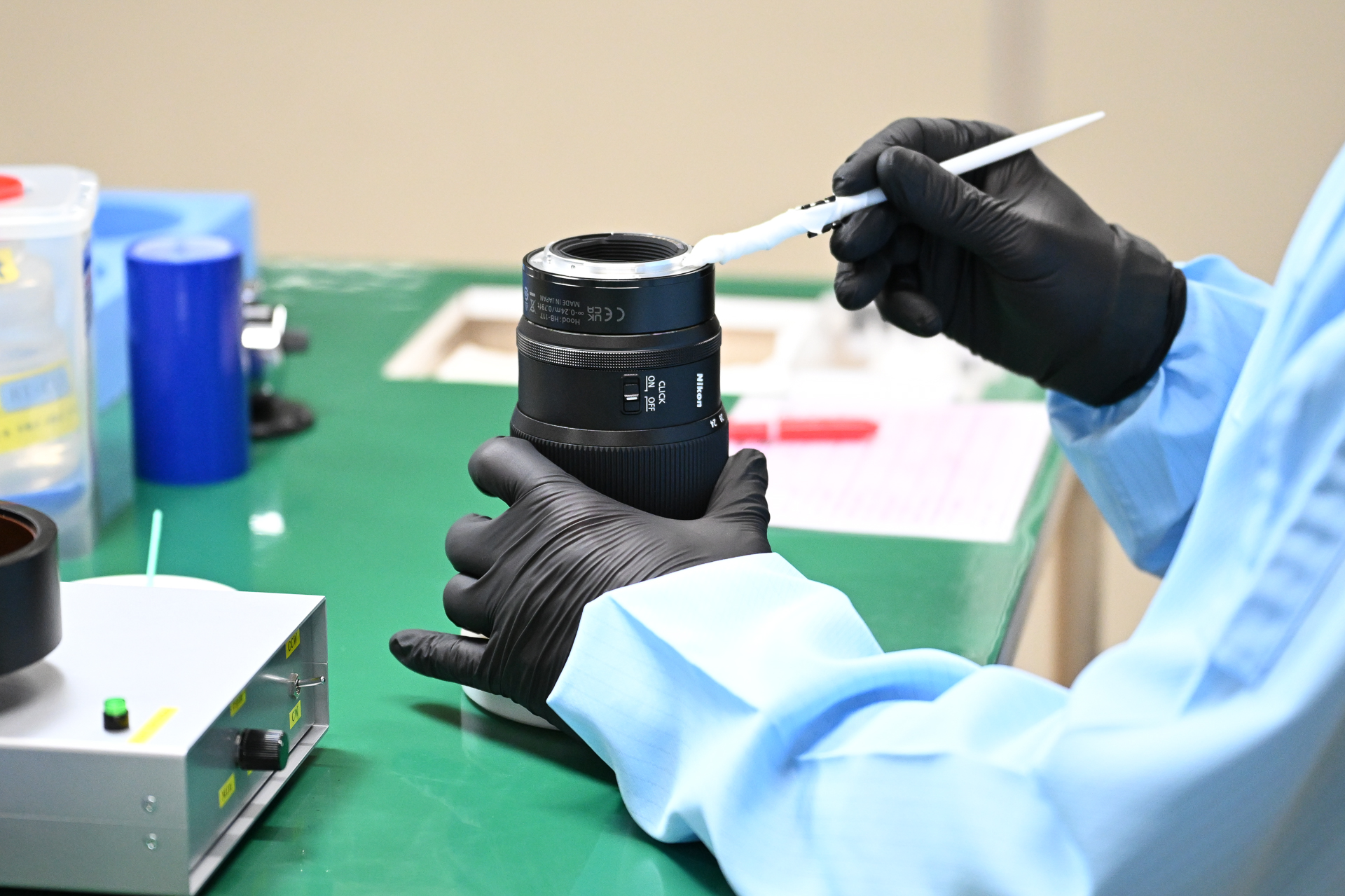 マウントを清掃し、グリスを塗る。先に拭き取り清掃を行うという丁寧さ