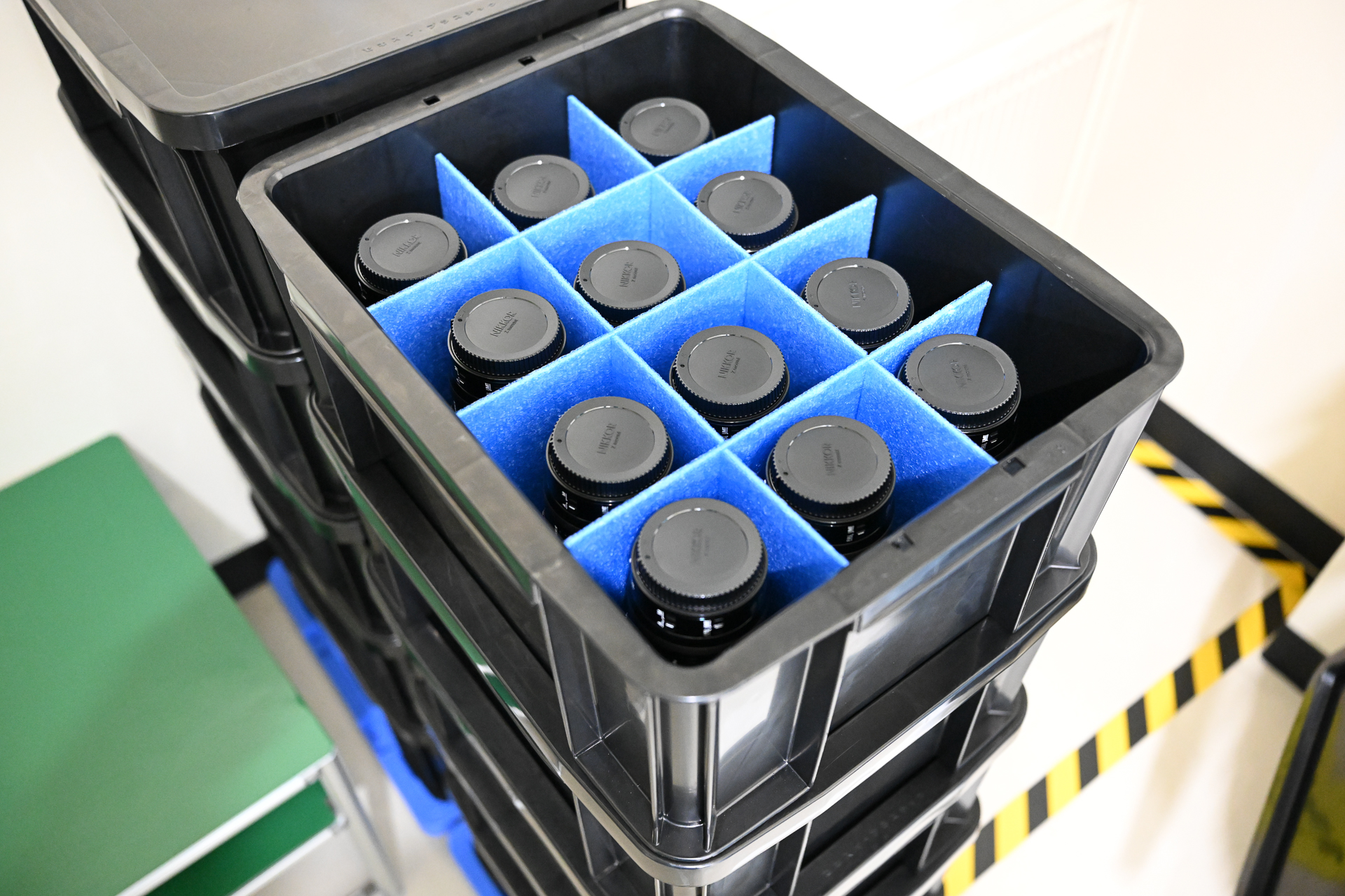 良品となったレンズには黒いレンズキャップが装着され、梱包・出荷に向かう