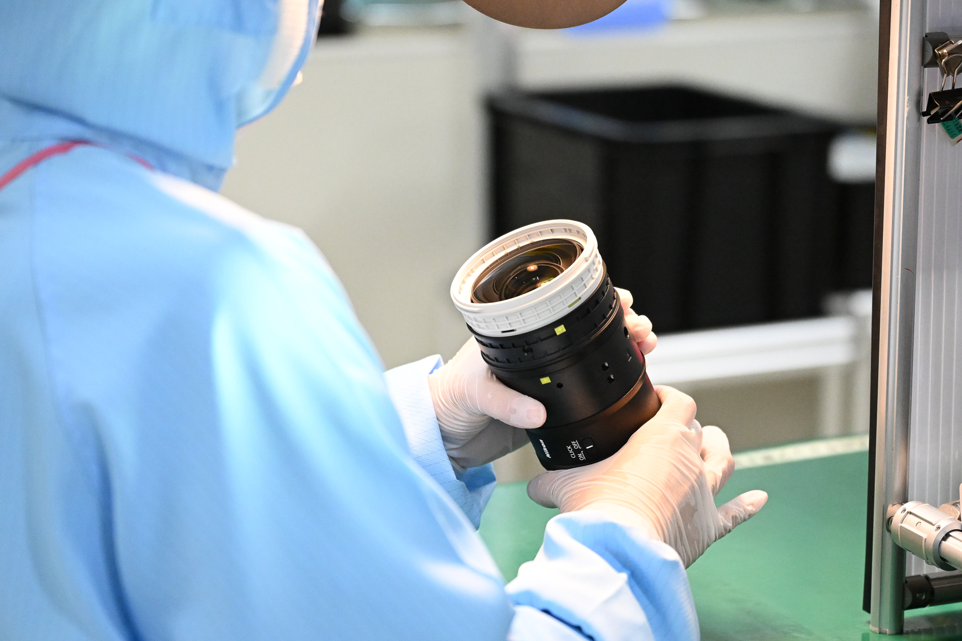 最終の外観検査。このレンズ、特にこの前玉を追いかけてきた取材だった