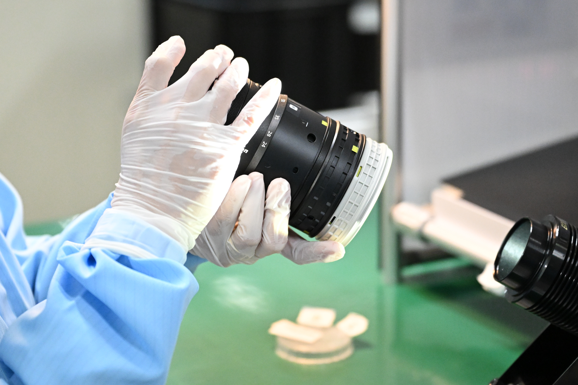 光を入れながら、細かなゴミがないかチェックする。Zマウント化により、目視のチェックはさらに厳しくなった