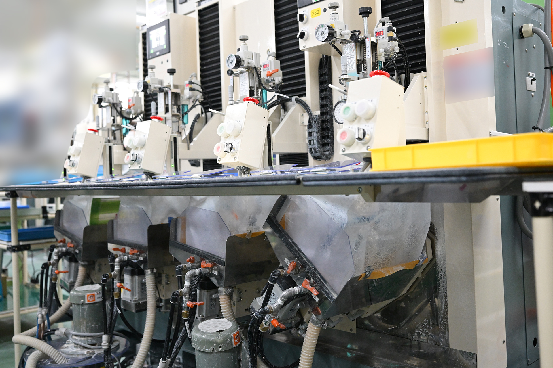 栃木ニコンで主力となっているコンピューター数値制御（NC）のレンズ研磨機。レンズの上側から加圧し、下側が動く。よりレンズにストレスを掛けずに研磨できるため、高精度を担保できるのだという