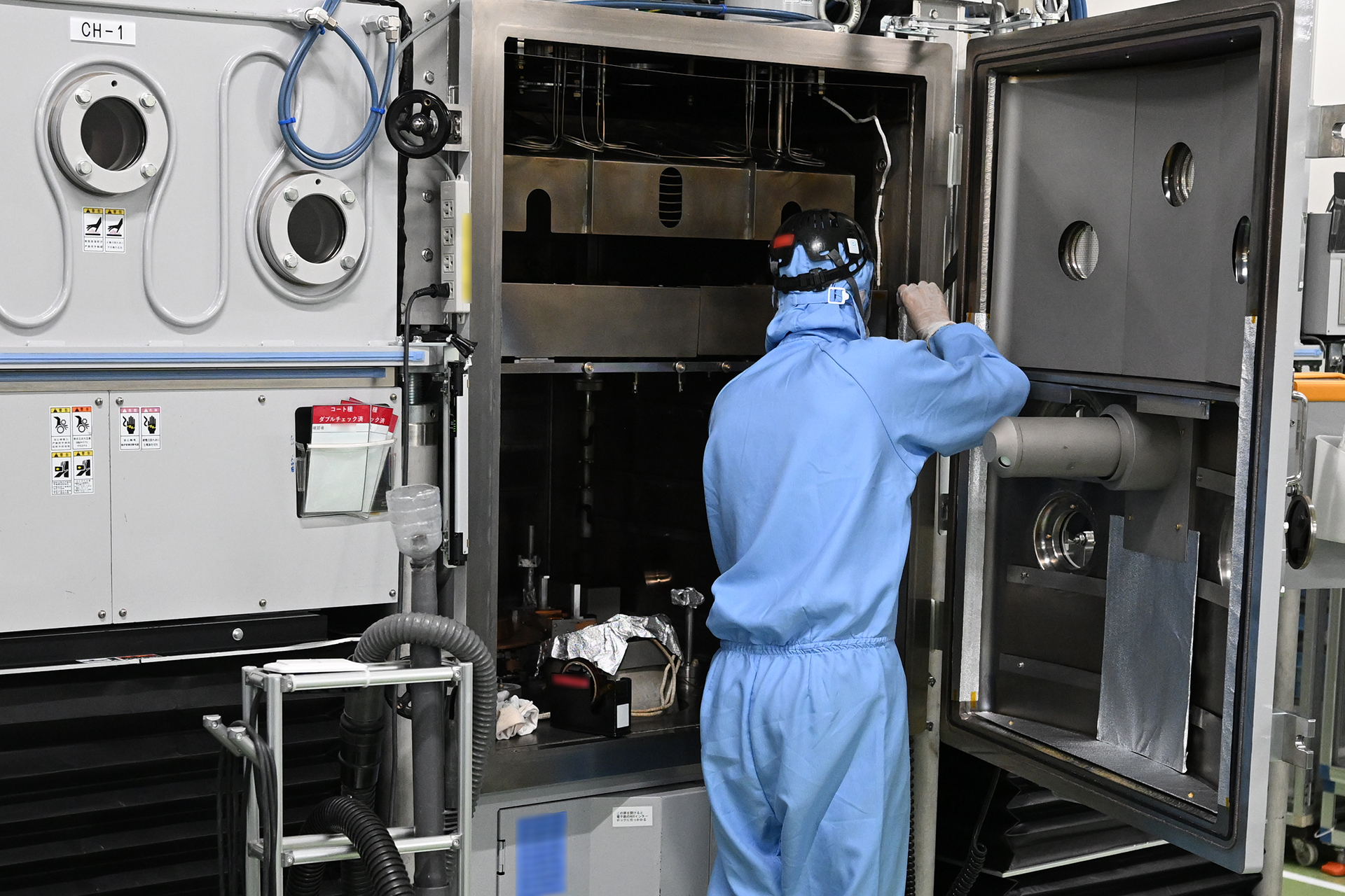 整備中のコーティング装置。上の空間にドームがセットされ、下からコーティング材料を加熱・蒸着する