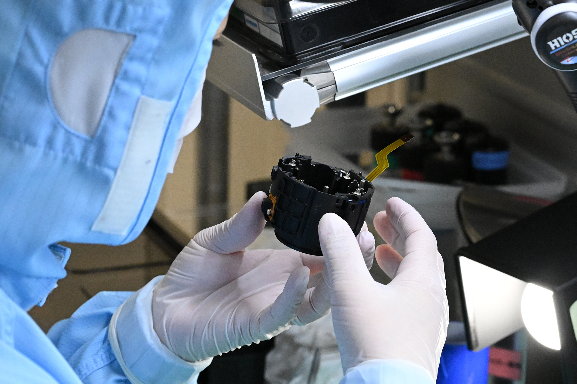 FPCを取り付けたところ。黄色いシート状の部分がFPC。小型化・高機能化した最新レンズでは、各部のパーツをかいくぐってFPCを“這い回す”のが非常に難しいという