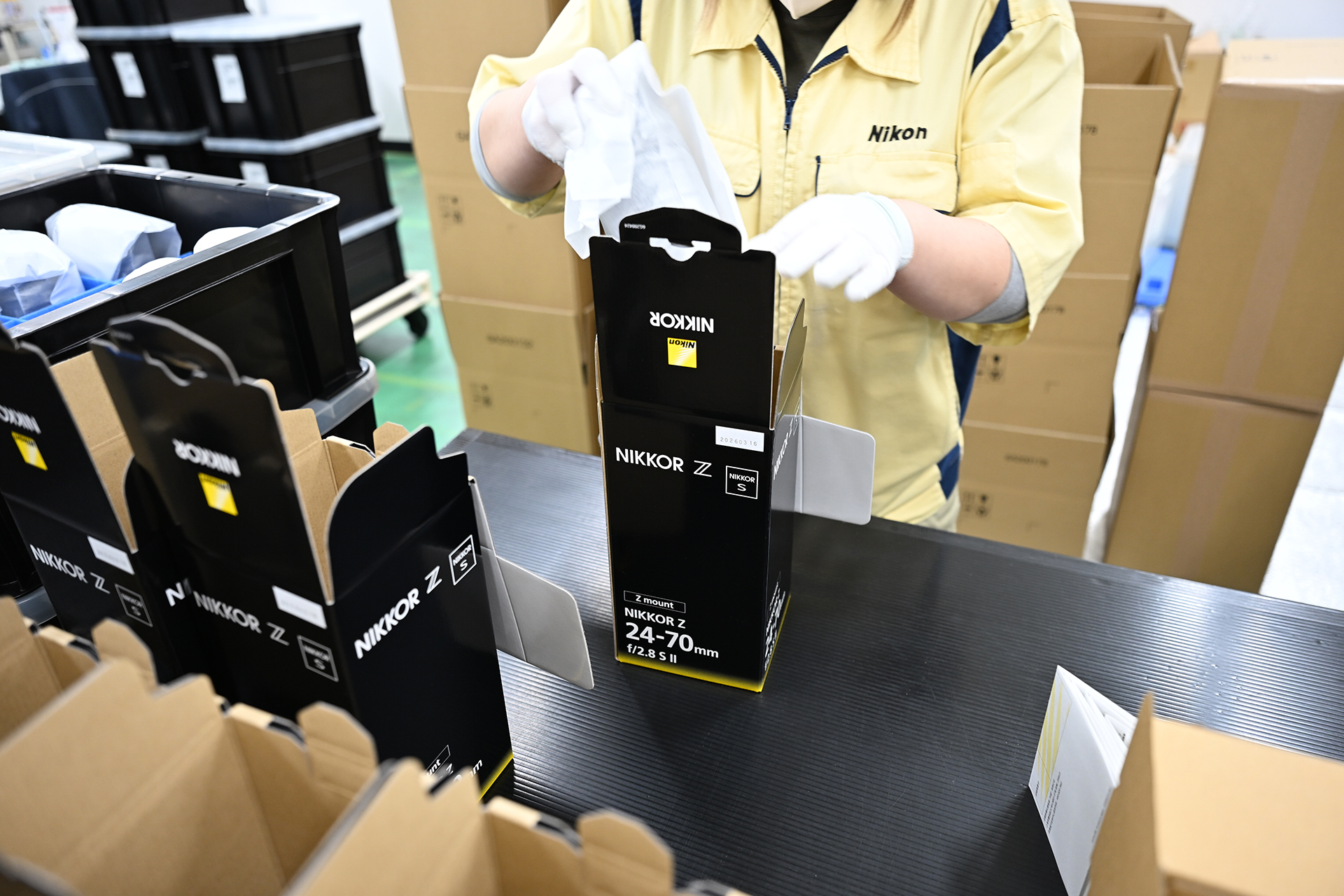 梱包されていく「NIKKOR Z 24-70mm f/2.8 S II」