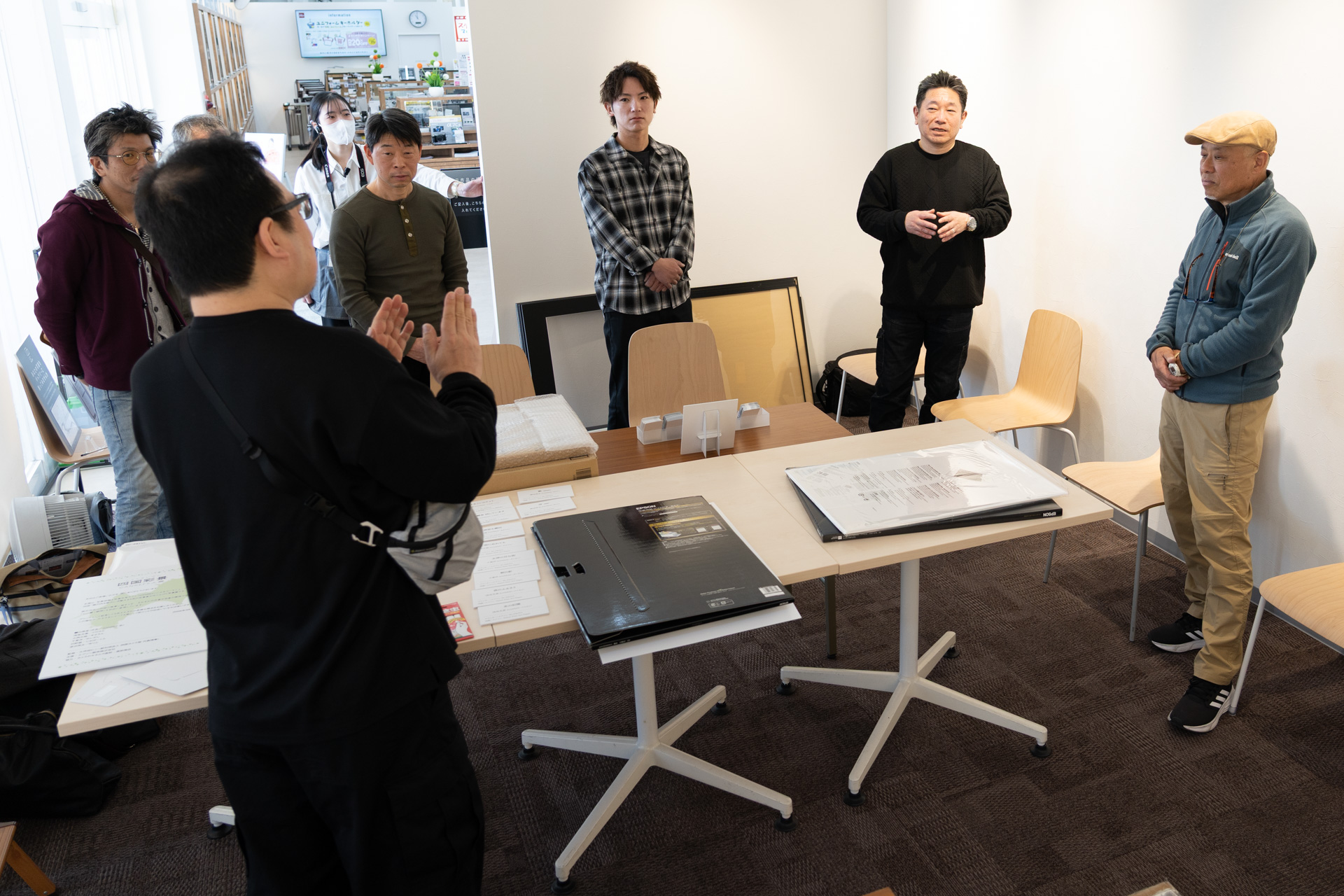 説明を受けるメンバー