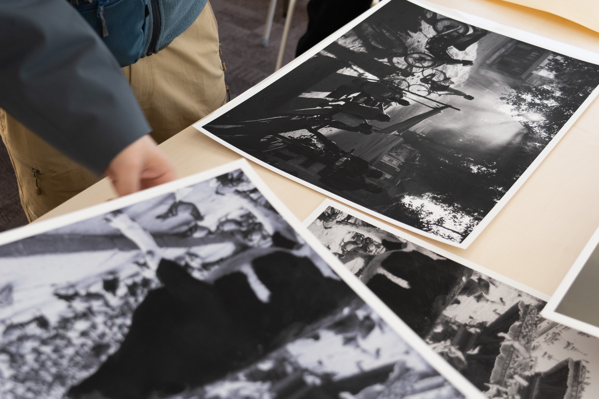 SC-PX1VLにはモノクロ写真用のモードがあり、奥のような自然なモノクロプリントができる。ソフト「Epson Print Layout」を使えば設定は簡単だ。手前はカラーモードで出力したもので青みがかっている