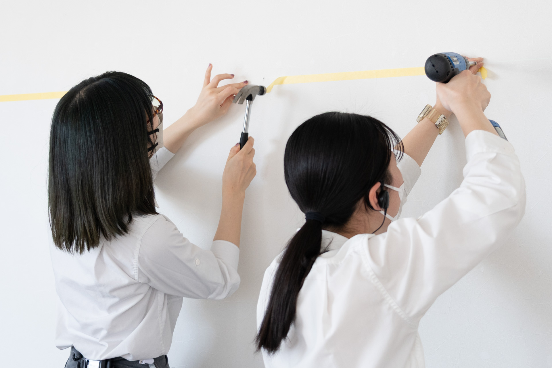 壁にネジを打ち込んで額を引っ掛ける部分を作る