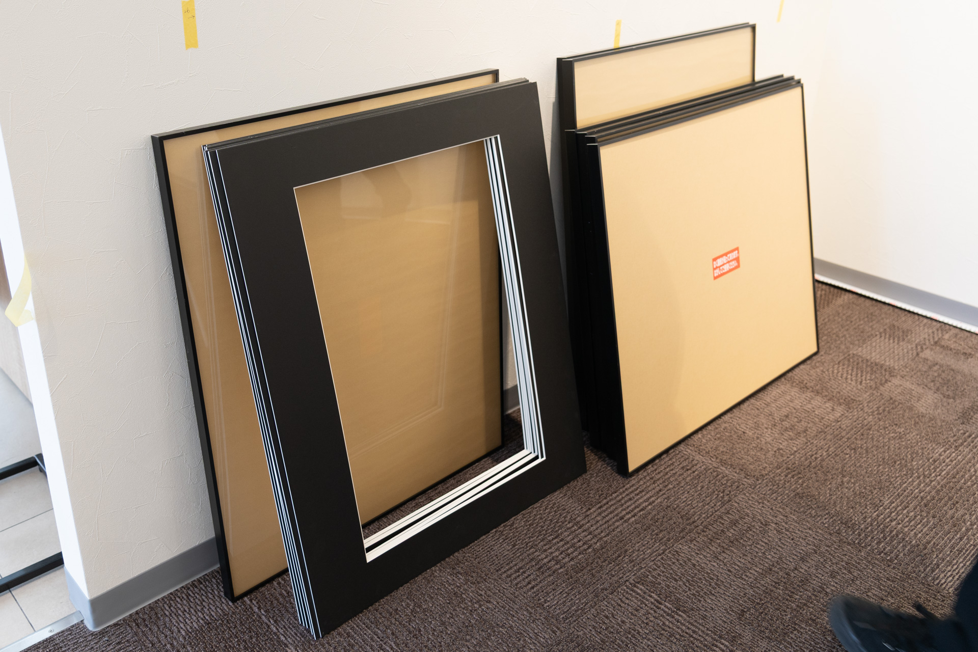 ギャラリーに搬入された額とマット