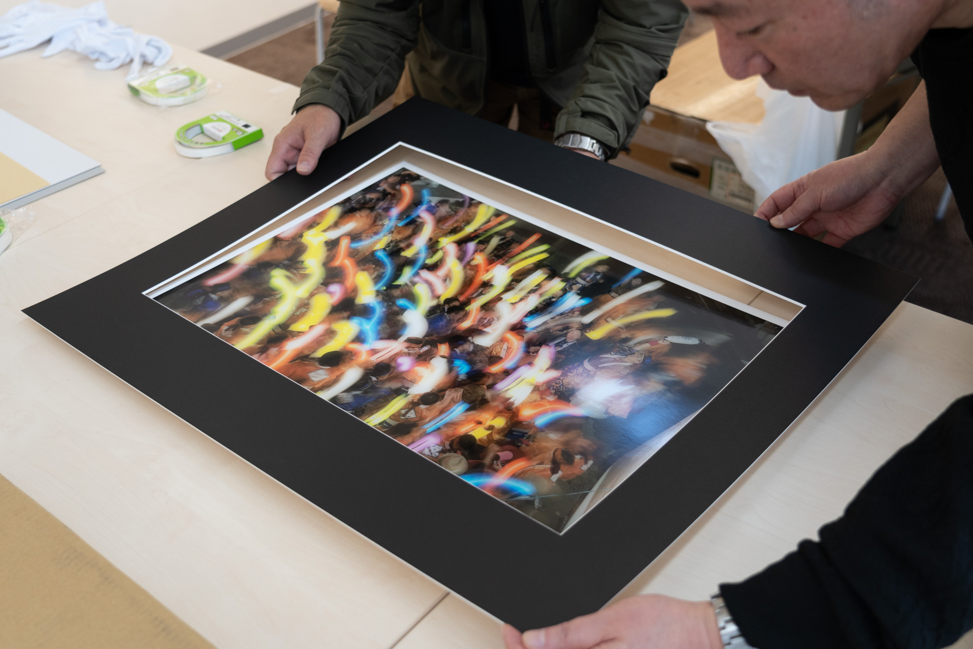 マットは画面に合わせて慎重に重ねて固定する