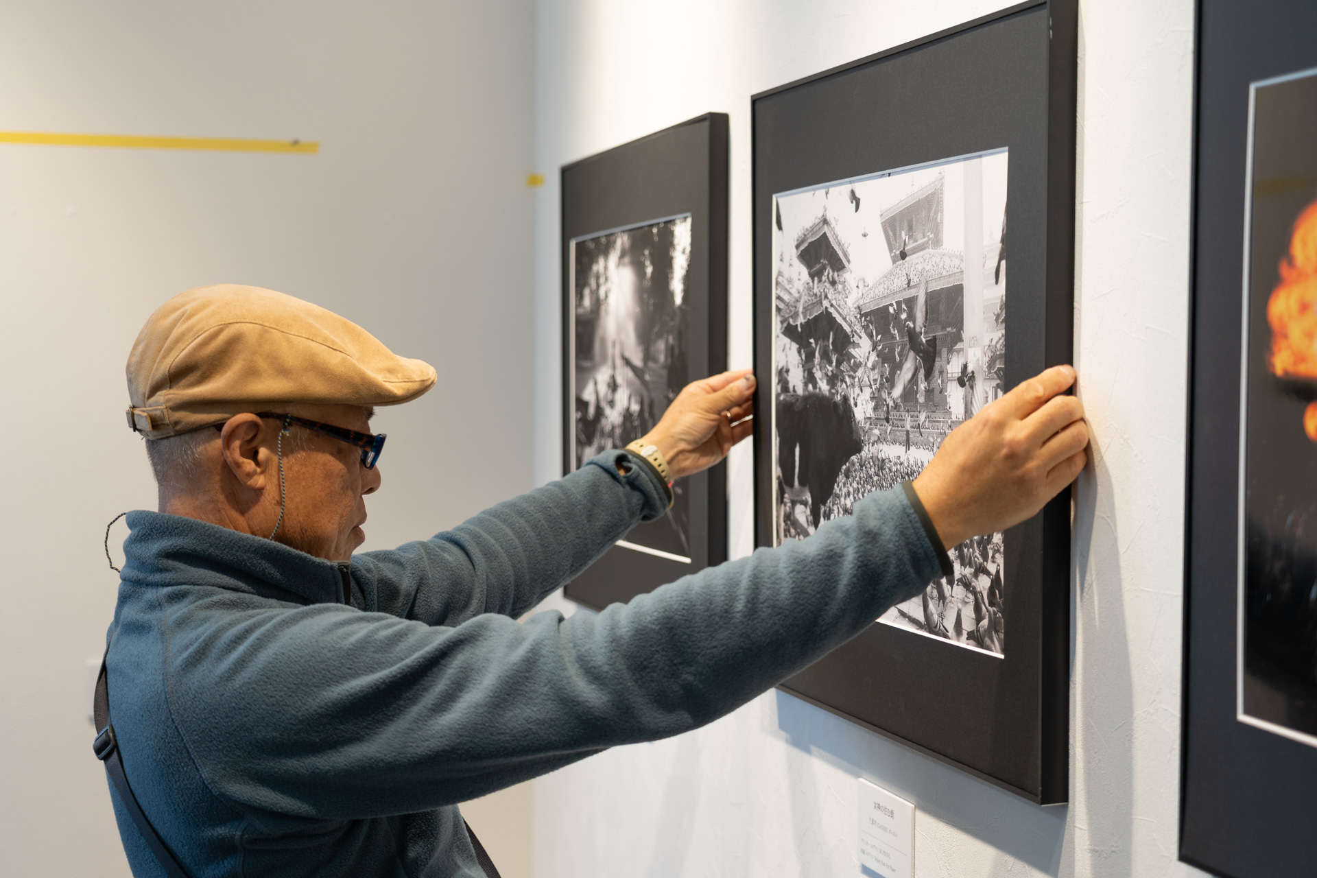 額を引っ掛けて設置が終わる