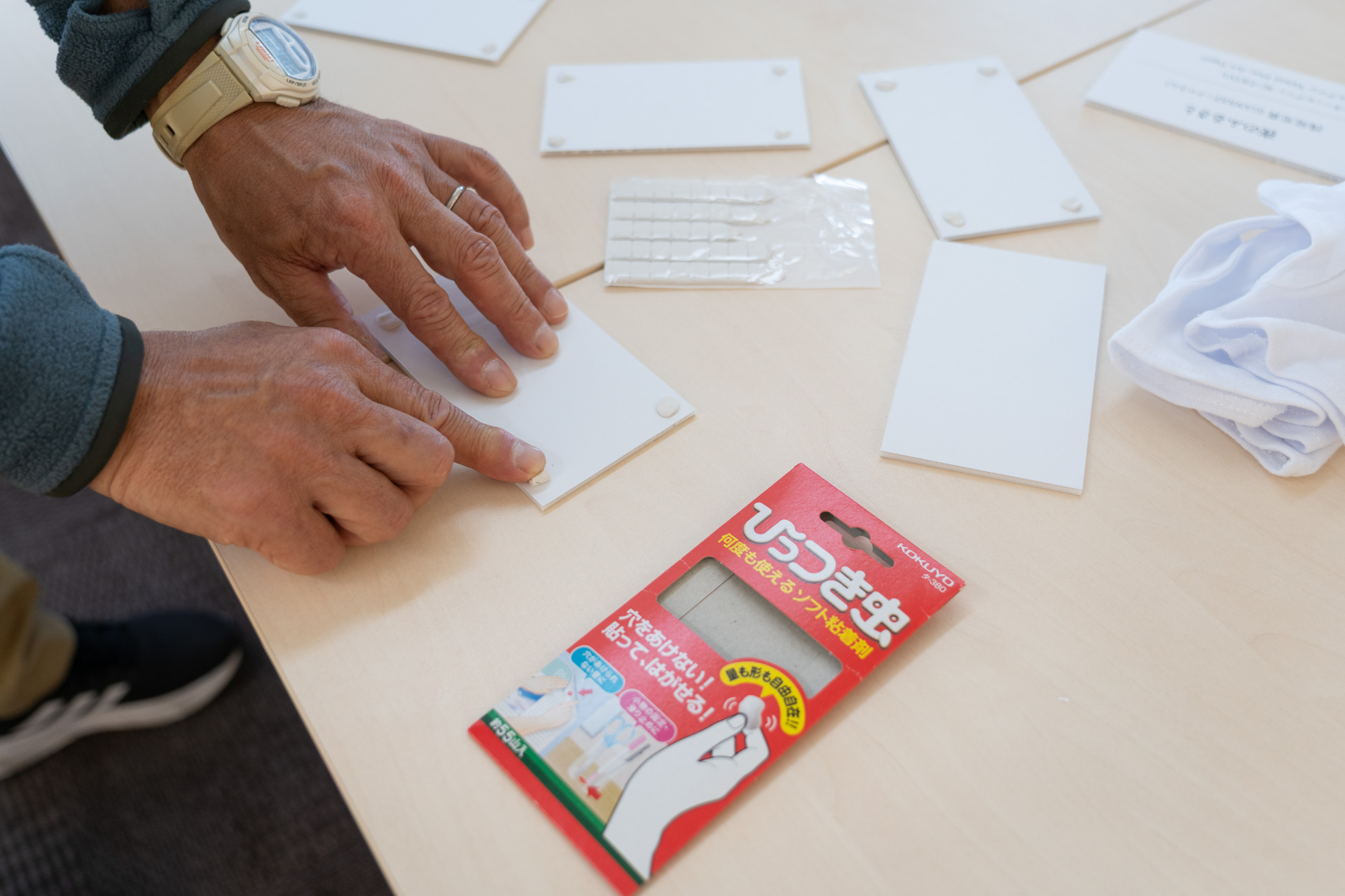 キャプションのボードは貼ってはがせる粘着剤で貼り付ける