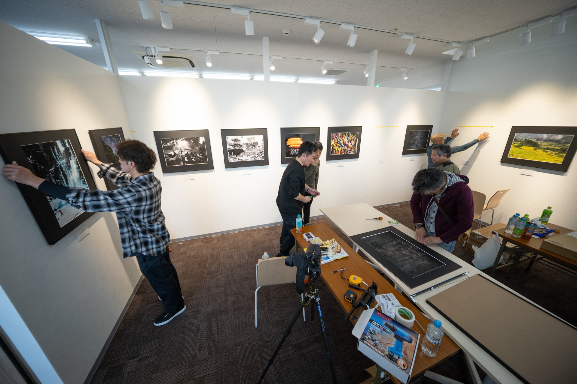 メンバーが協力し合って設営を進めた