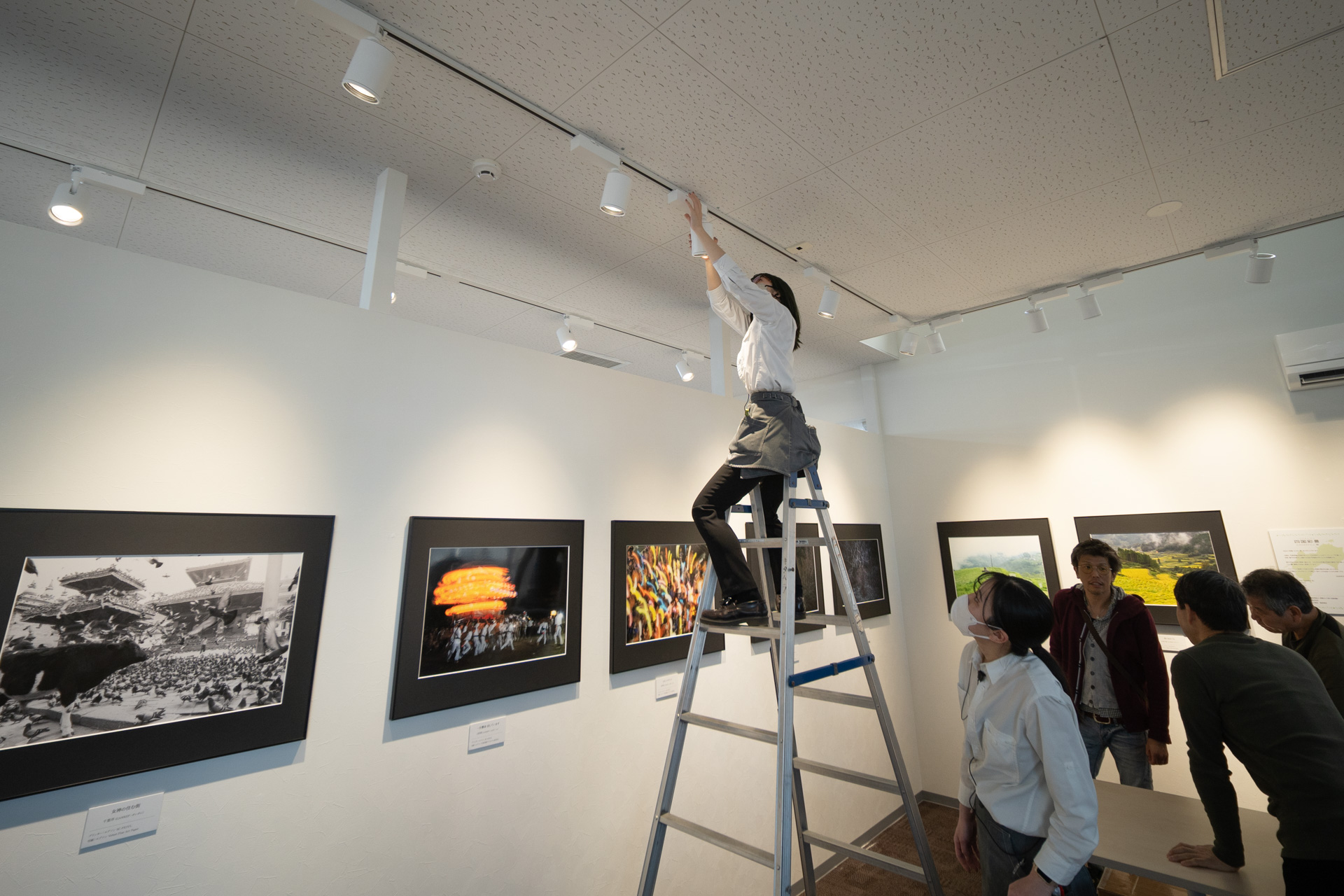 照明の調整をするとグッと写真展の雰囲気が出る