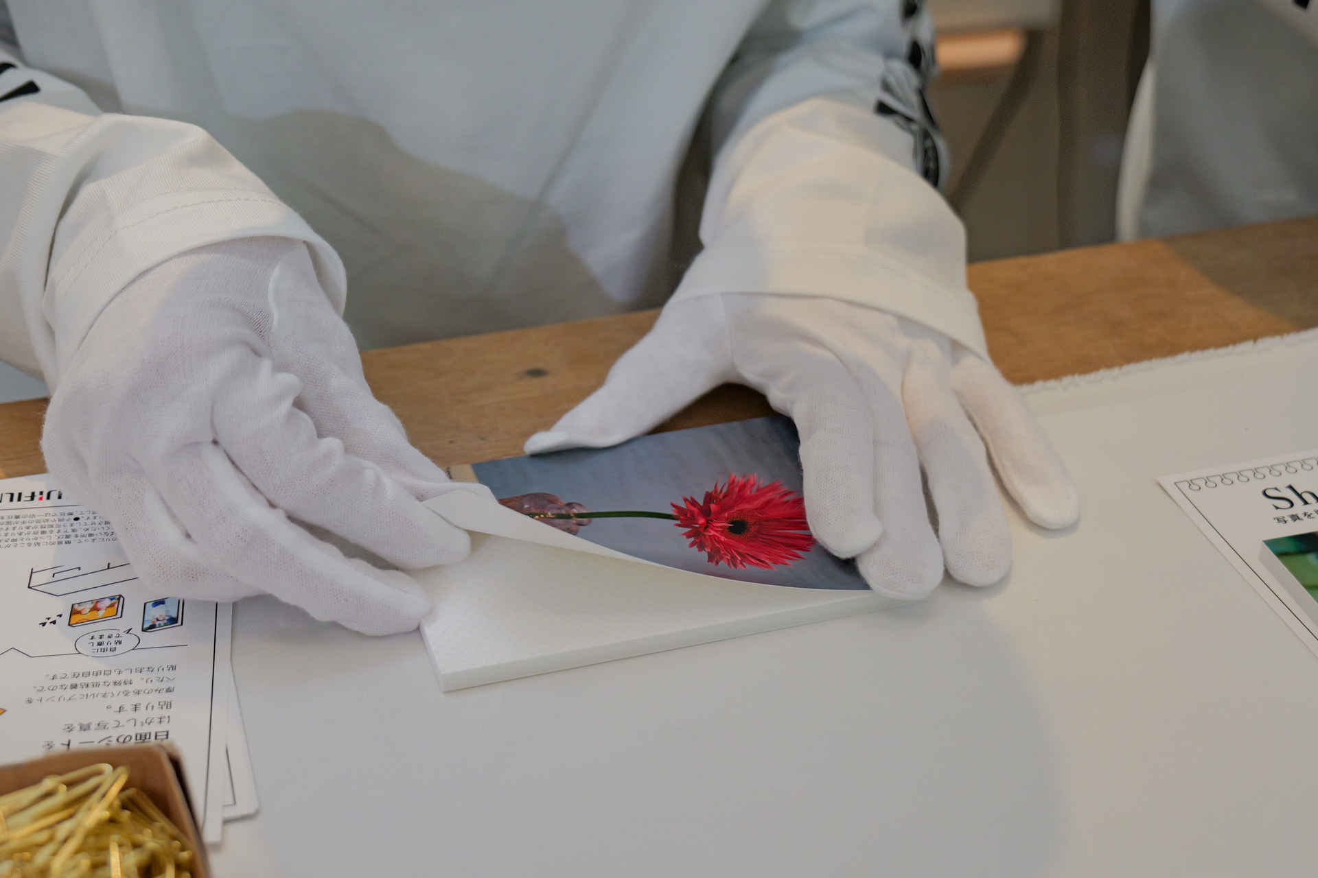 発泡パネルにプリントを貼る「シャコラ」