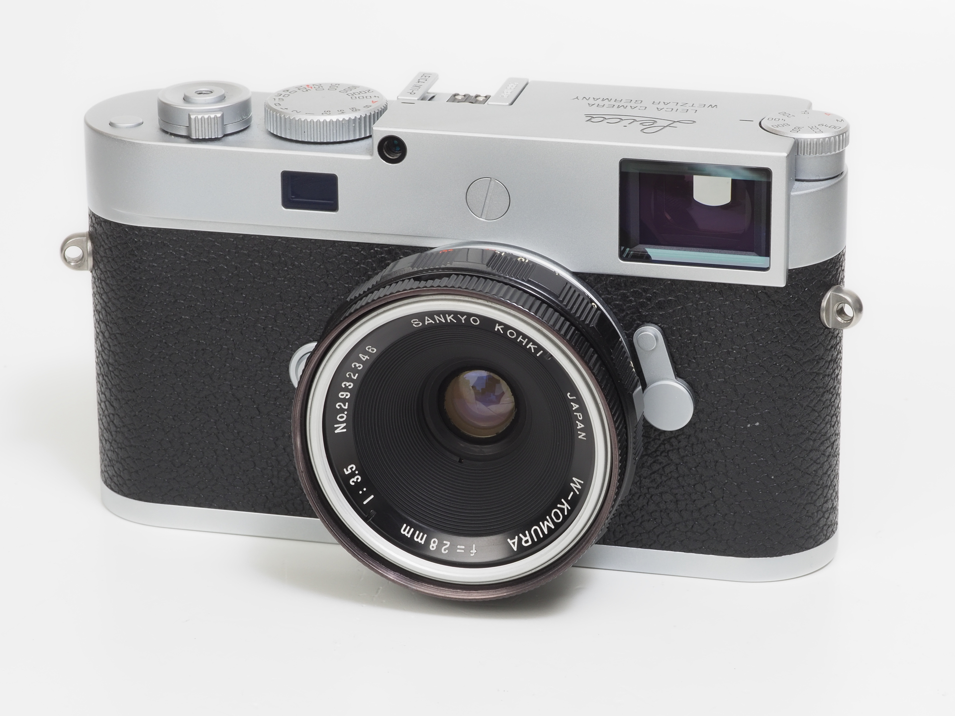 Wコムラー28mm F3.5。ライカM11-Pに装着しても意外に似合ってしまう。パンケーキレンズというのは洋風な呼び方ですが、和名だと回転焼きレンズですかね。