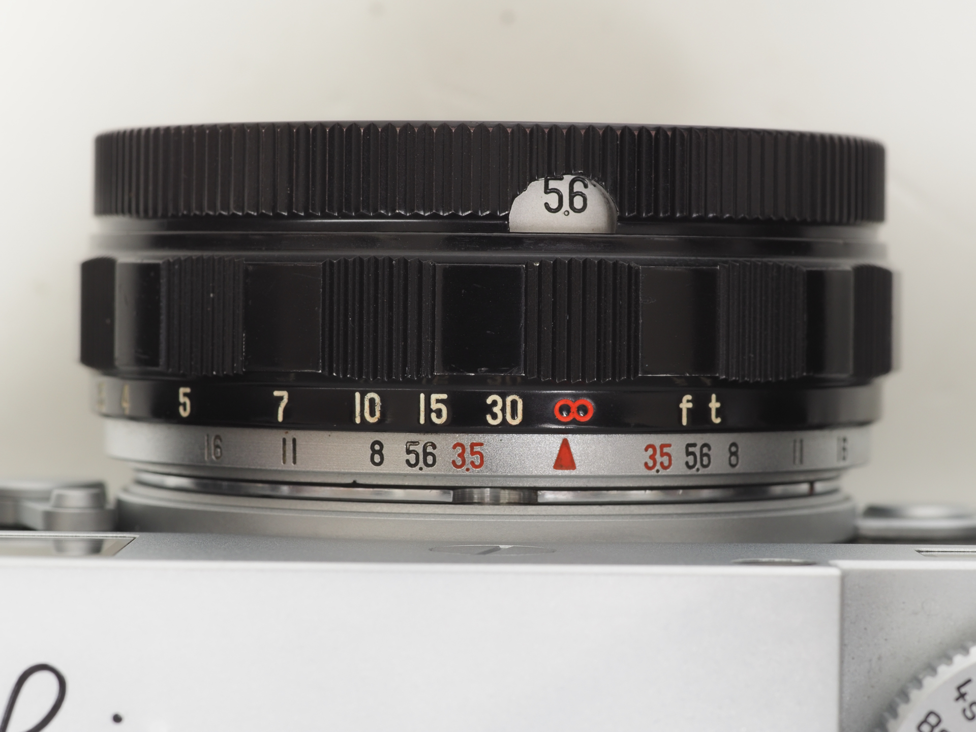 Wコムラー28mm F3.5の鏡筒。この個体は北米からの里帰りだった可能性があります。距離指標はftなので、慌てていると間違えることがあります。F値は絞り環にある窓に表示させる方式です。
