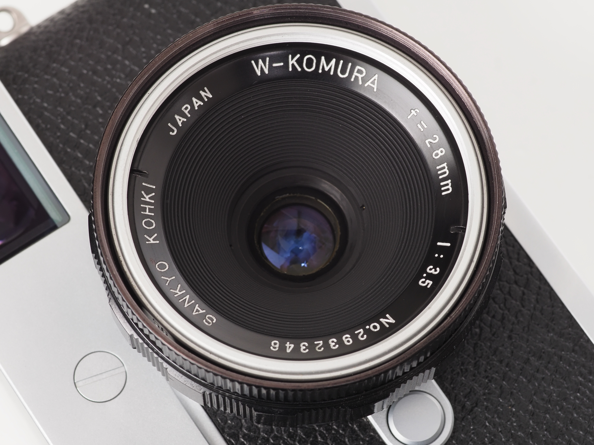 正面気味にその姿をみてみます。筆者はコムラーブランド名の交換レンズはほかにゼンザブロニカS用のものを所有していますが、とてもよく写ります。