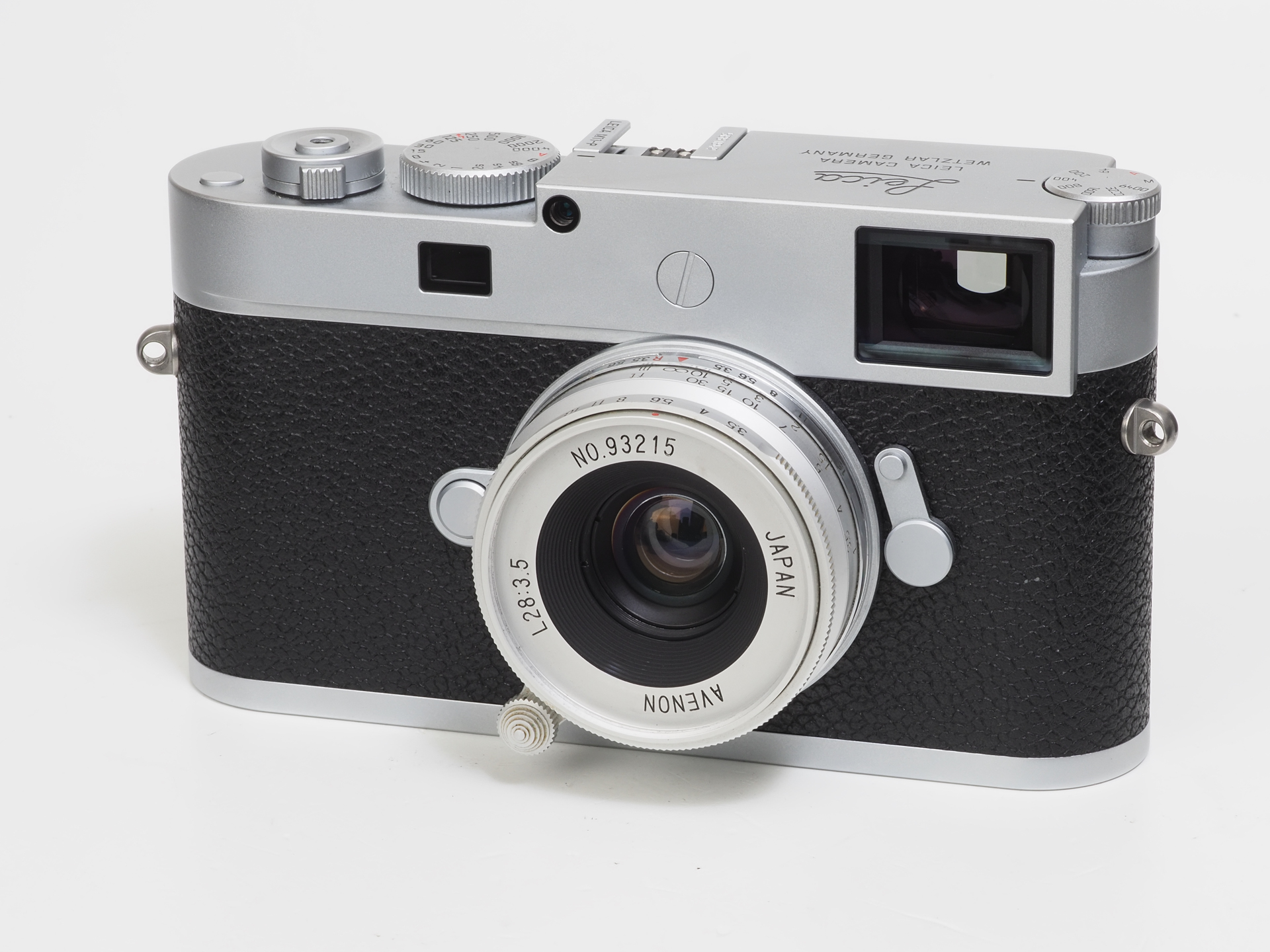 アベノン28mm F3.5です。ライカM11-Pのシルバークロームには似合いますけど、近づいてみるとライカよりも格下感が出てしまいます。あたりまえか。Wコムラー28mm F3.5と光学系は同じだと推測されますが、ずいぶん小さくなり、収納性も大幅に向上しました。