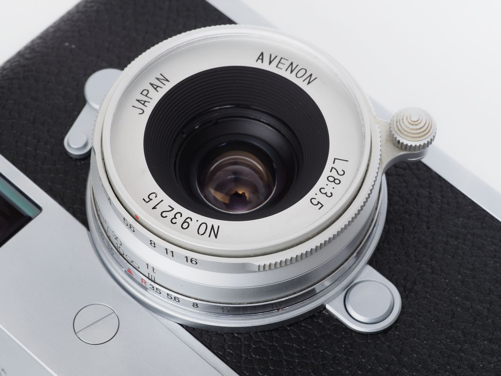 コンパクトなのはとてもいいのですが、もう少し外装仕上げをライカに合わせて高級にするように頑張りたかったですね。のちにブラックペイントのモデルが出ますので、外装がいまひとつであるという自覚はあったのでしょう。