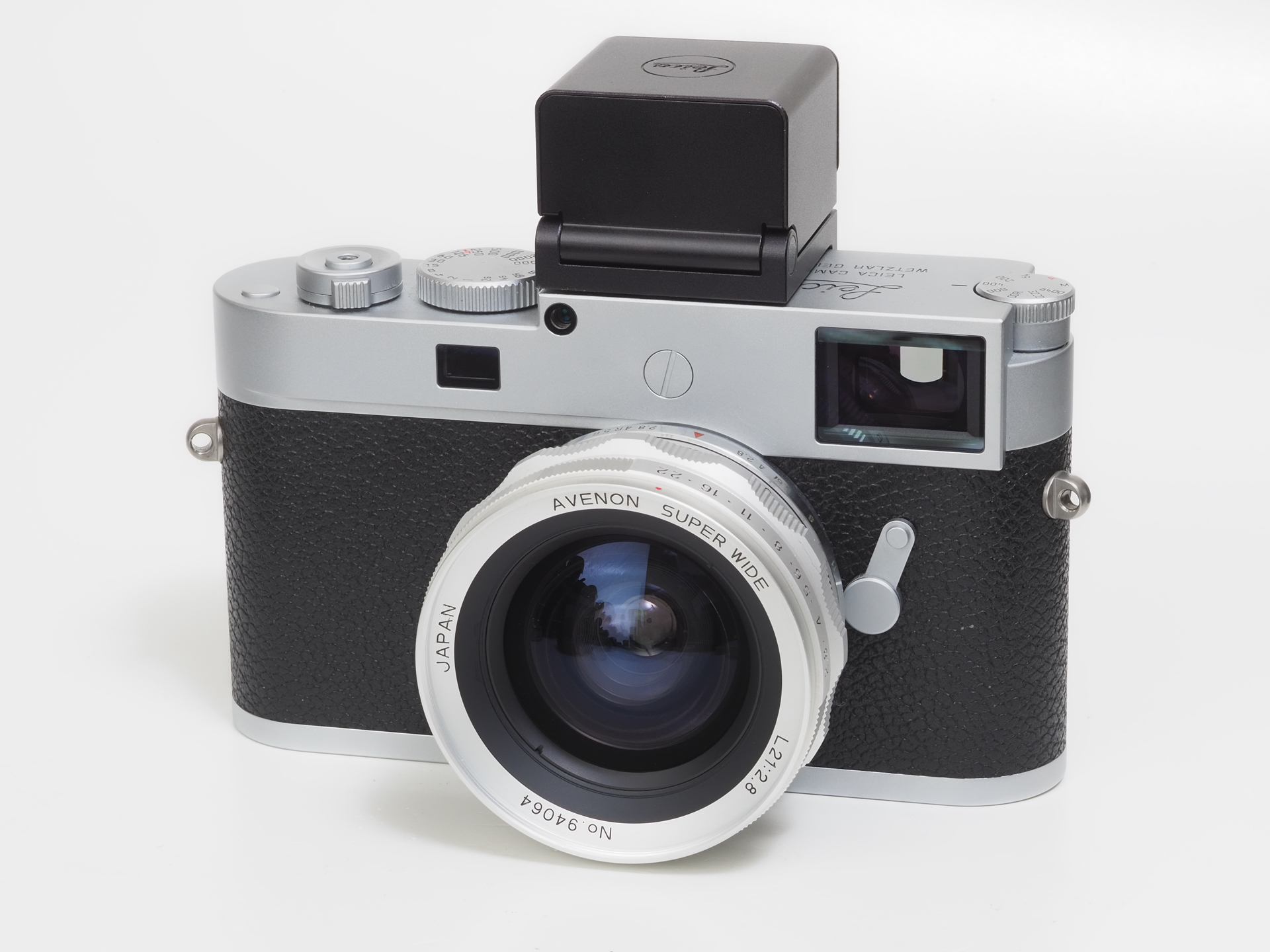 アベノン21mm F2.8。正直、あまりカッコ良くありません。レンズ第1面が大きく曲率が強いのは、個人的には好きですが、全体にレトロデザインを意識しすぎた感じもしますね。